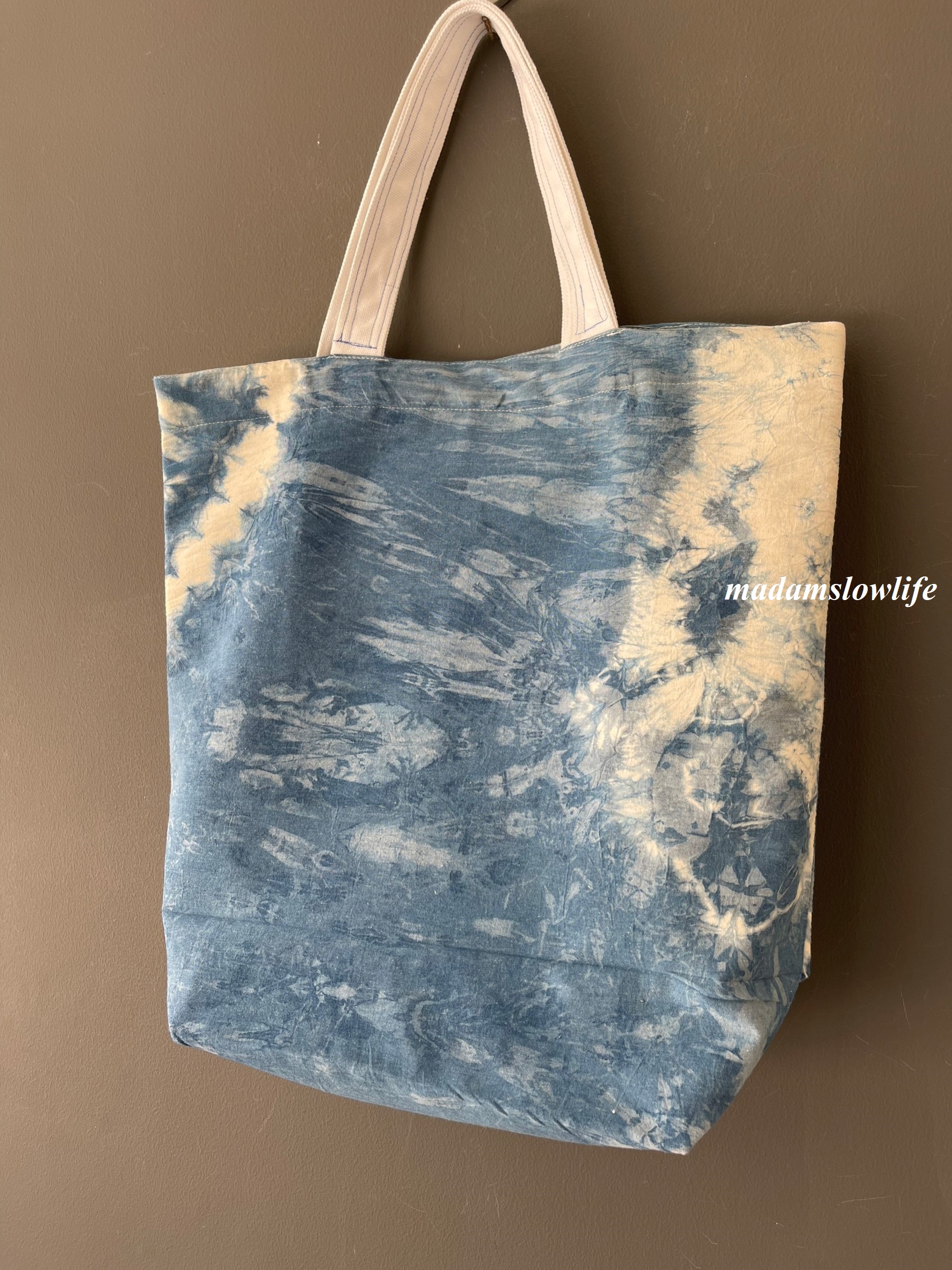 กระเป๋าผ้าแคนวาส มัดย้อม ขนาดกว้าง18 นิ้ว * สูง17.5 นิ้ว ลึก 6.5 นิ้ว