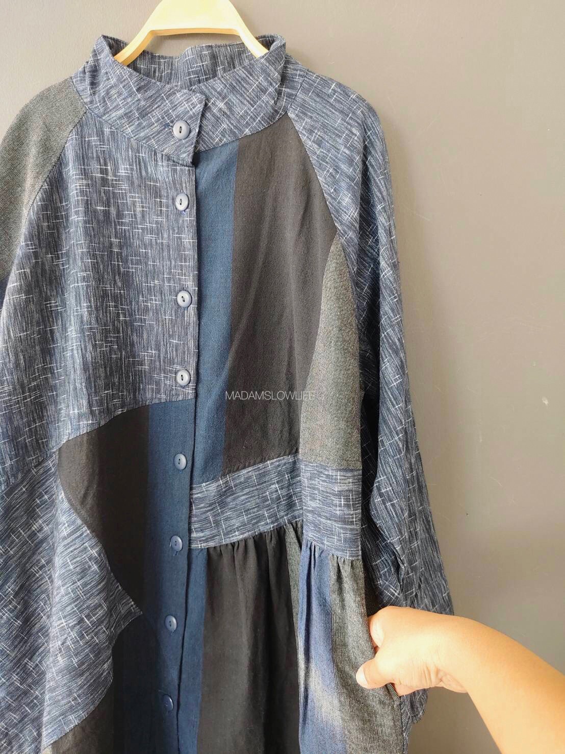 เดรสคอตั้ง Size F กระดุมผ่าหน้ามีกระเป๋าทั้งสองข้าง ผ้าทอมือสวยงามลวดลายเป็นเอกลักษณ์