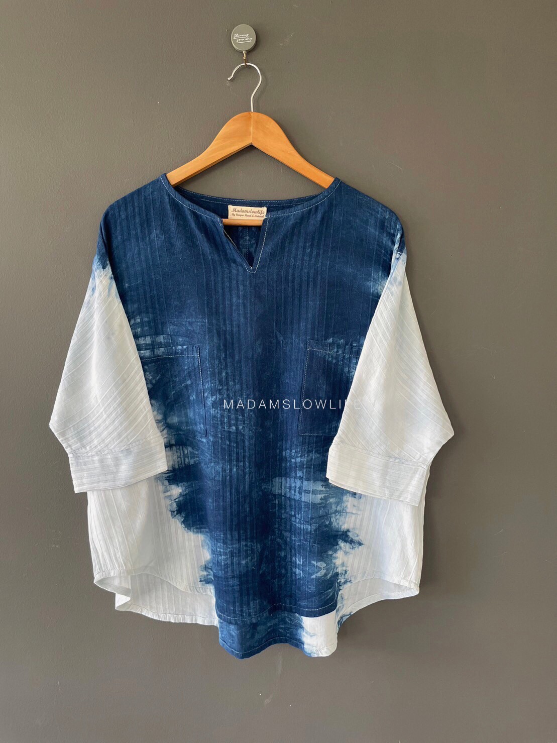 เสื้อคอวี Size F มีกระเป่าหน้าสองข้าง ย้อมสีครามธรรมชาติ