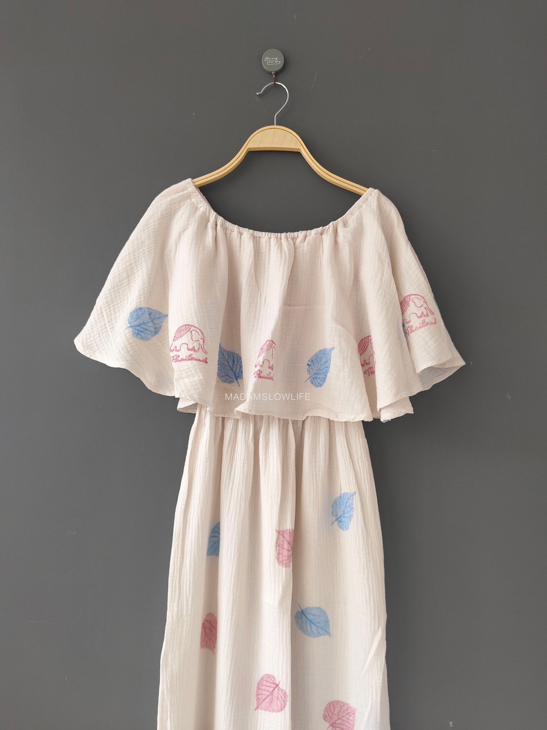 ชุดเดรสทรงคุณหนูให้ลุคน่ารัก พิมพ์ลายใบไม้ผสานงานเพ้นต์ช้างไทย Size: F