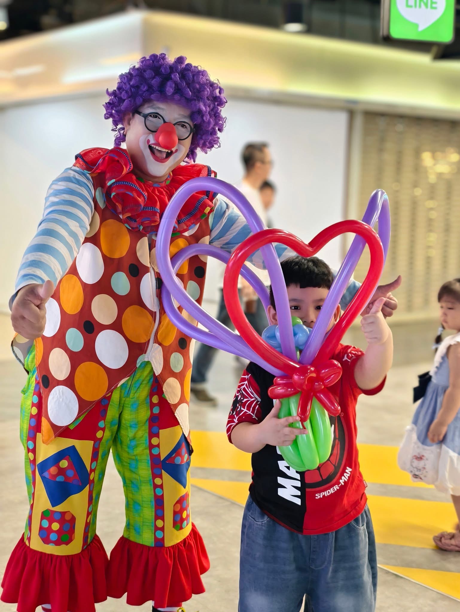 ตัวตลกโบโซ่ บิดลูกโป่ง แจกในงาน ฝีมือขั้นเทพ ตัวการ์ตูน ดอกไม้เป็นช่อสวยงาม