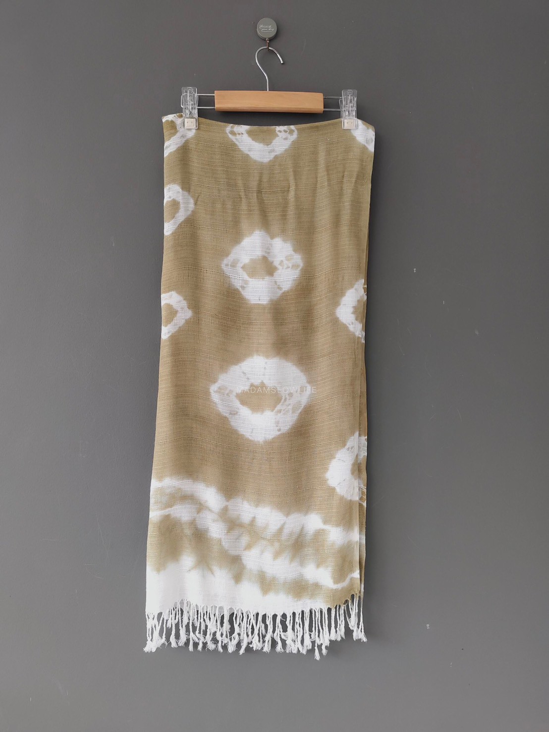 ผ้าพันคอ cotton มัดย้อมสีเขียวขี้ม้า มี 2 ลาย ให้เลือก Size : กว้าง 70 cm × ความยาว 170 cm