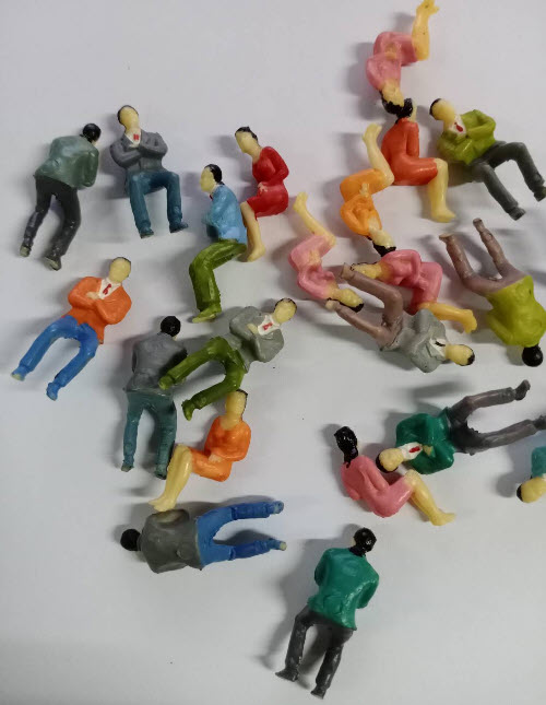 คนนั่ง สเกล 1:43 คละแบบ 25 ตัว