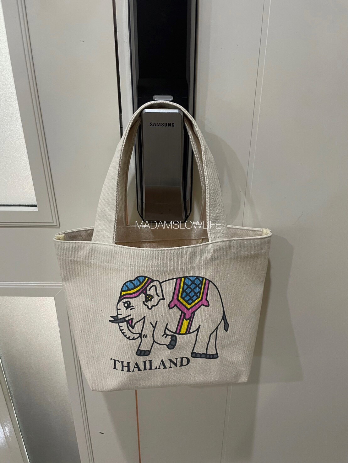 กระเป๋าผ้าแคนวาส สูง 8 นิ้ว กว้าง 13 นิ้ว ก้นกระเป๋ากว้าง 6 นิ้ว