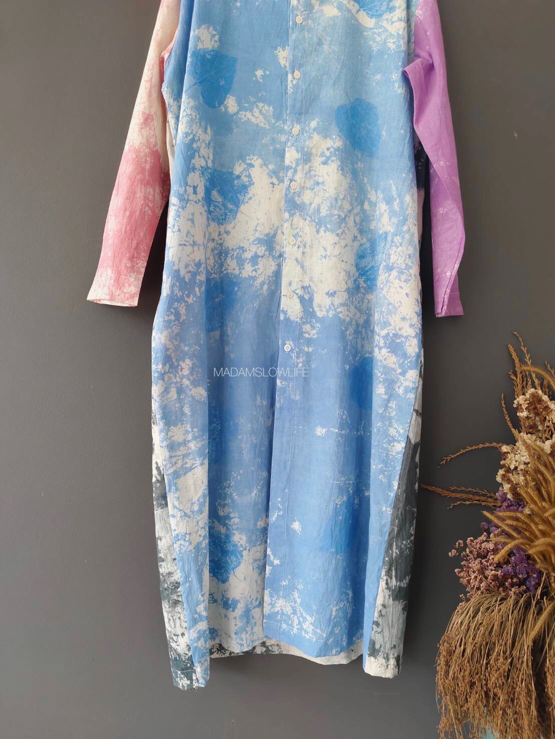 เดรสคอจีนกระดุมผ่าหน้า มัดย้อมแมทสีฟ้าดำผสานงานพิมพ์ใบไม้ Size: F
