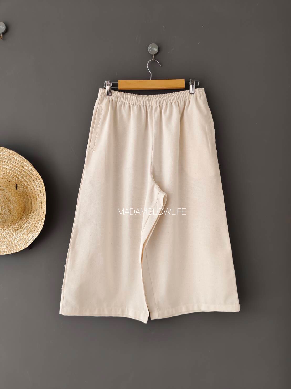 กางเกง 5 ส่วน สีออฟไวท์ Size F เอว 28-36 นิ้ว สะโพก 44 นิ้ว ความยาว 30.5 นิ้ว