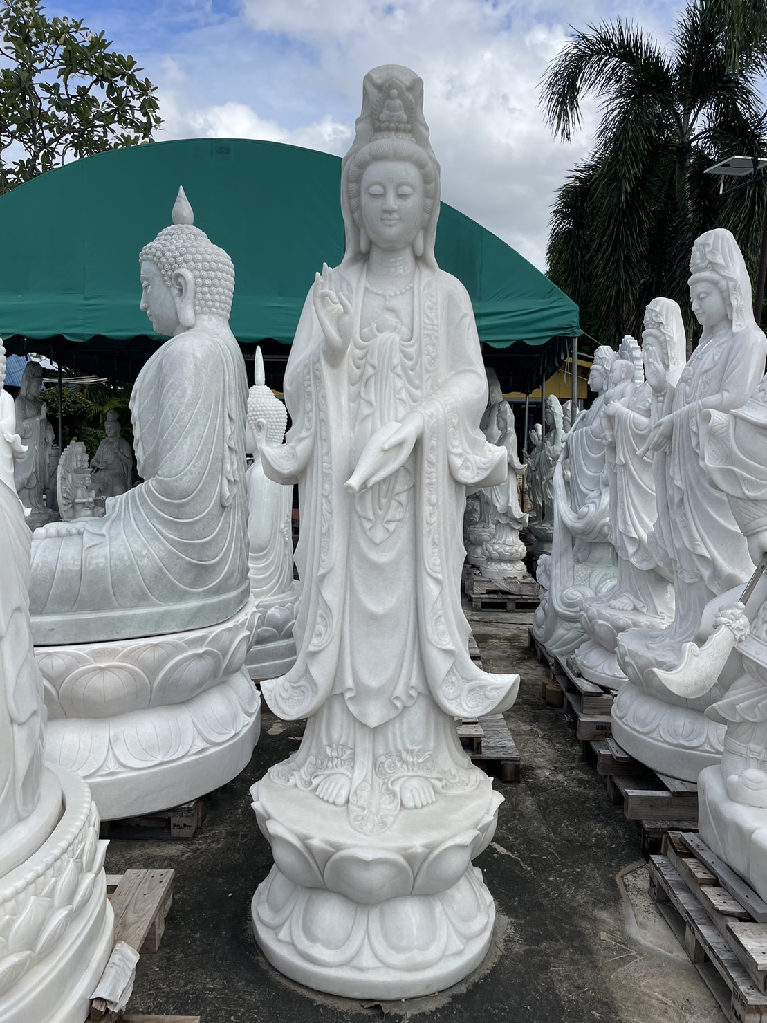 แม่กวนอิมหินหยกขาวขนาดสูง 2 เมตร 50 cm ราคา