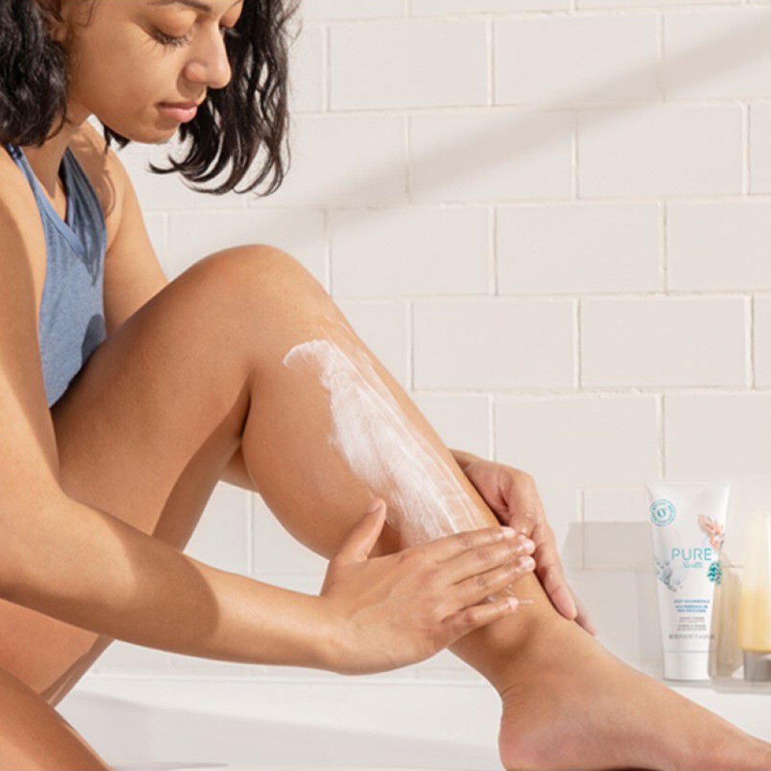 PURE by Gillette Venus Deep Sea Minerals Shaving Cream 174g ครีมโกนขนสูตรอ่อนโยนพิเศษเพื่อผิวบอบบางแพ้ง่ายสำหรับผู้หญิง