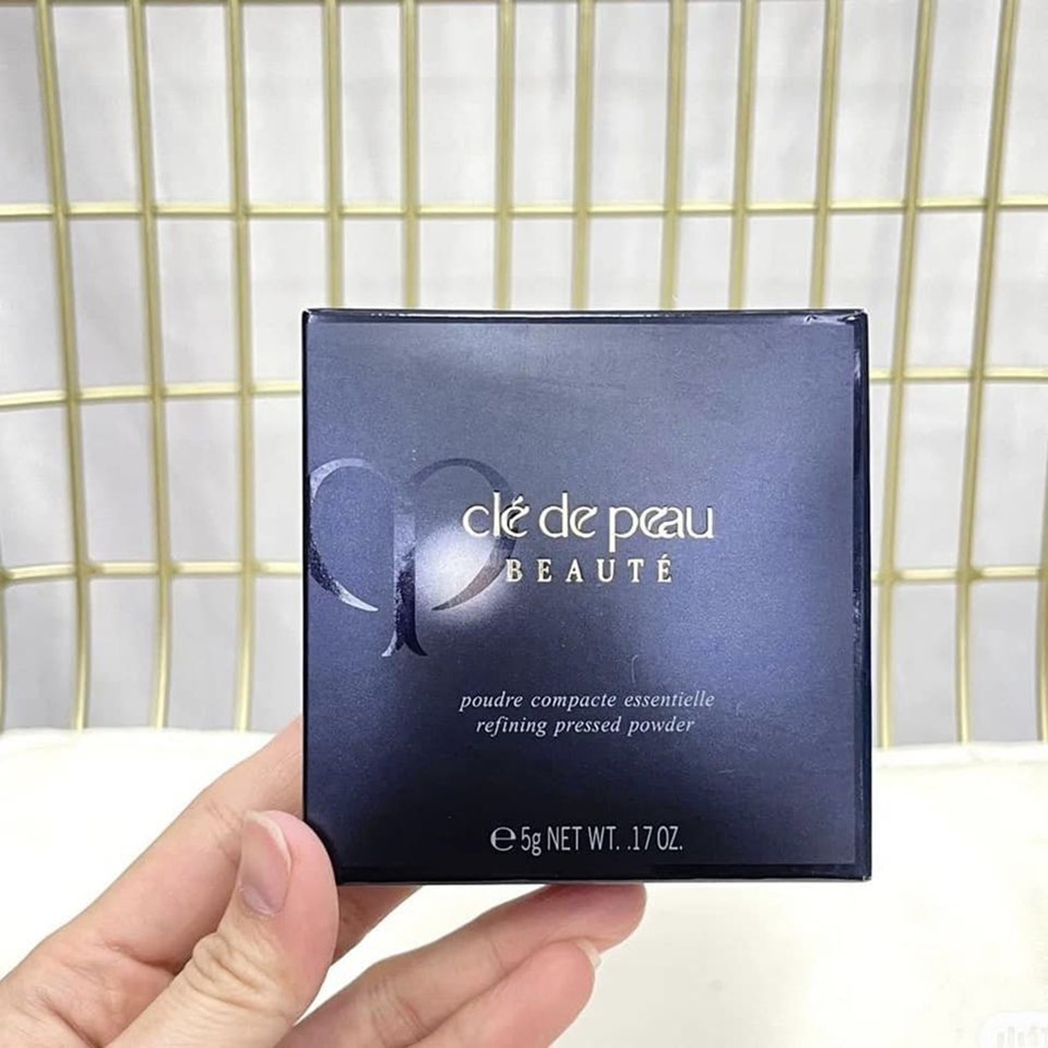 Cle De Peau Beaute POUDRE COMPACTE ESSENTIELLE REFINING PRESSED Honey POWDER แป้งพัฟผสมรองพื้นเนื้อละเอียดบางเบาปกปิดเรียบเนียนพิเศษของแท้จากญี่ปุ่นพร้อมส่ง
