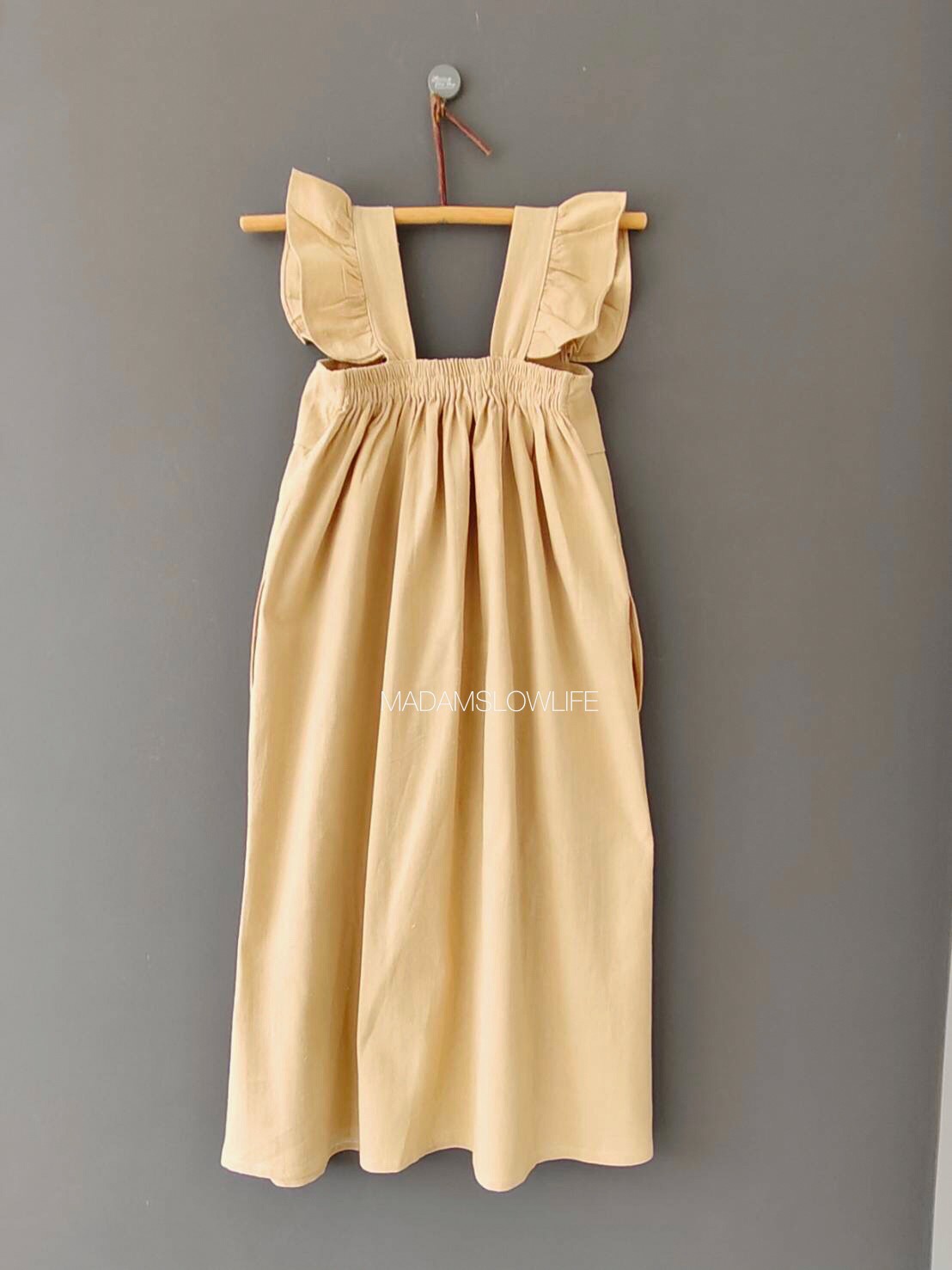 ชุดเดรสสายเดี่ยว Size M เนื้อผ้าคอตตอนแบบมีเทกเจอร์ ใช้ใบไม้ในการพิมพ์โดยใช้สีปลอดสารพิษ