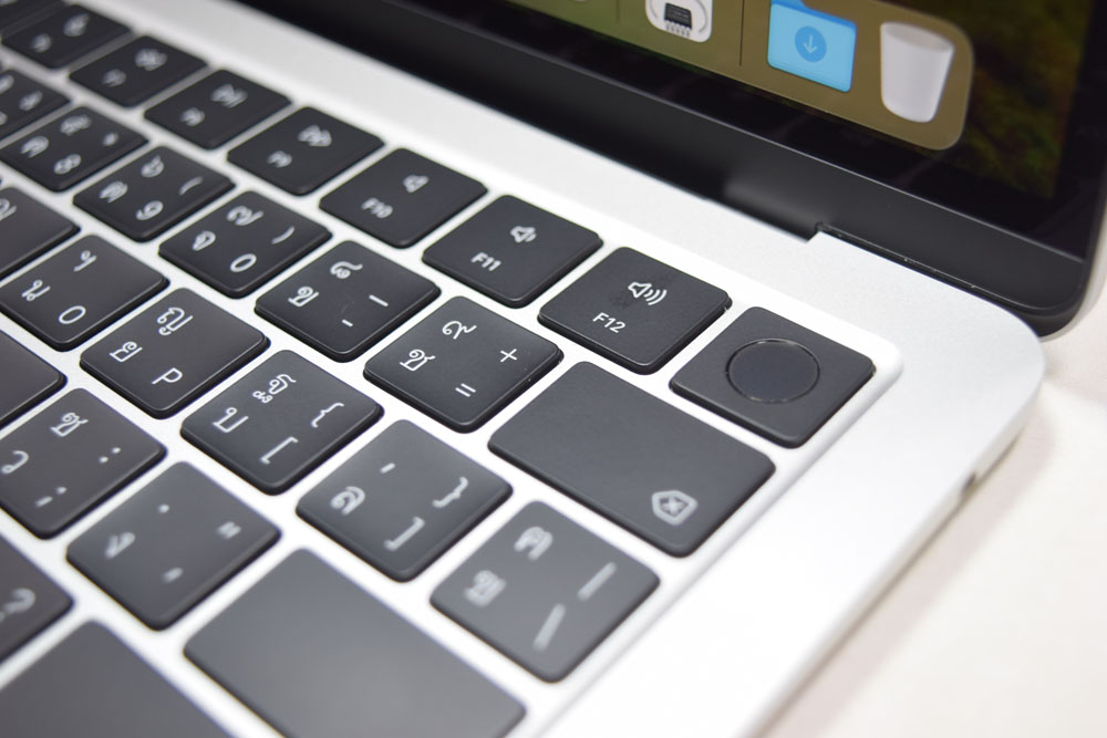 เหมือนใหม่ ! MacBook Air M2 (13-inch 2022) Silver สุขภาพแบต 100% ประกัน AppleCare+ ถึงปี 70