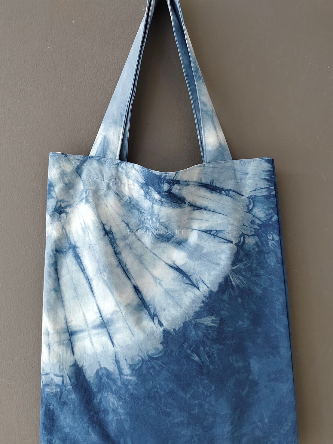 กระเป๋าผ้า eco bag กว้าง 14 นิ้ว ยาว 17.5 นิ้ว มัดย้อมสีคราม