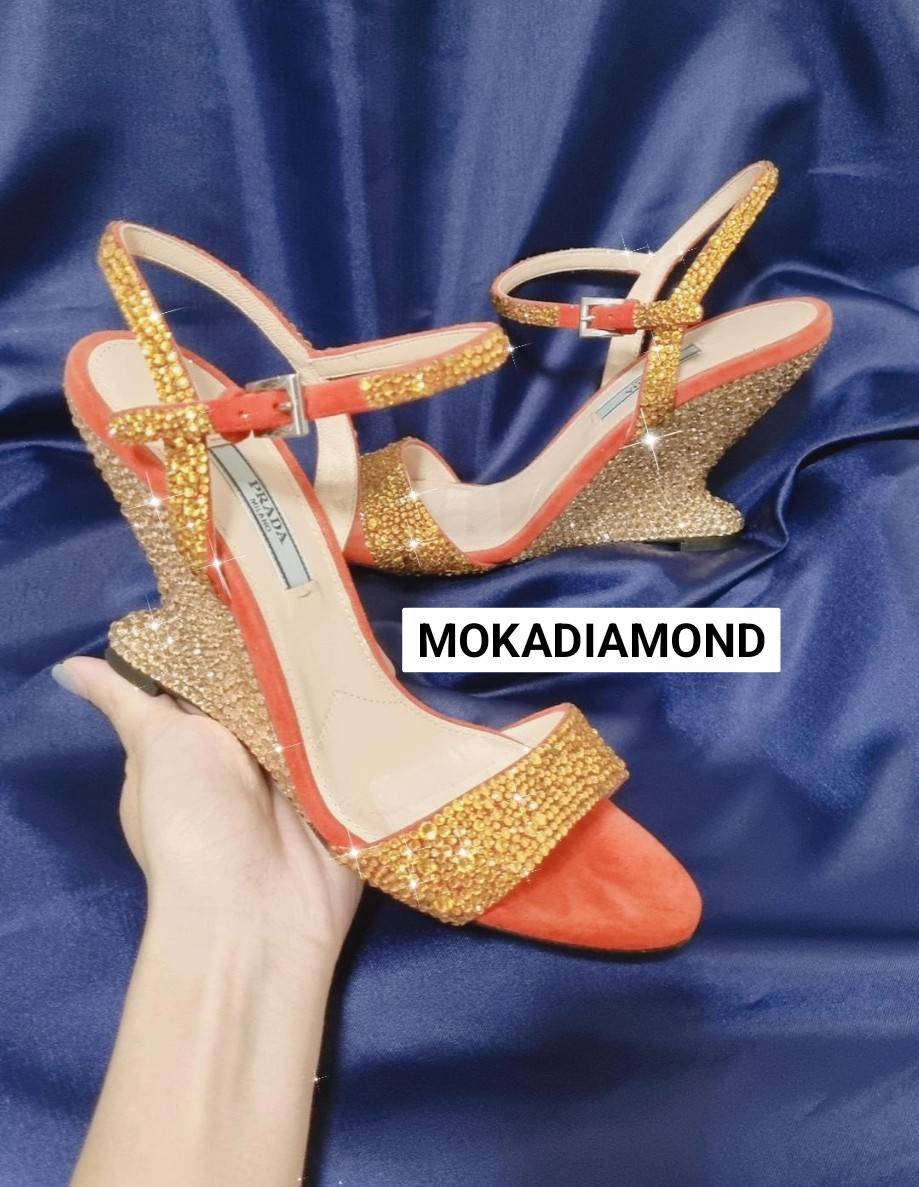 รับติดเพชรรองเท้า Prada