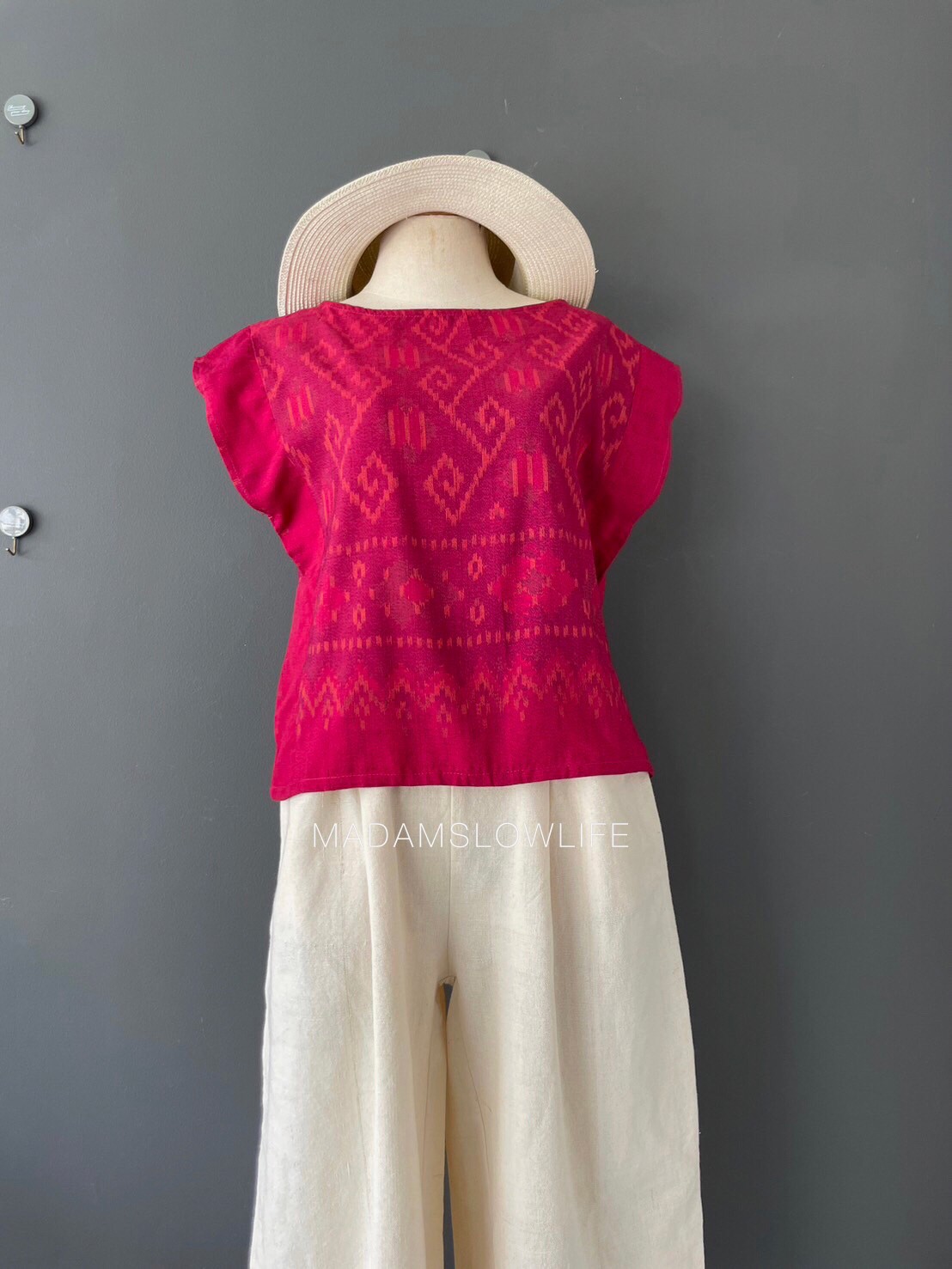 เสื้อผู้หญิง ผ้าฝ้ายมัดหมีทอมือ ลวดลายไทยโทนสีแดง เสื้อทรงปีกผีเสื้อใส่แล้วเข้ารูปสวย