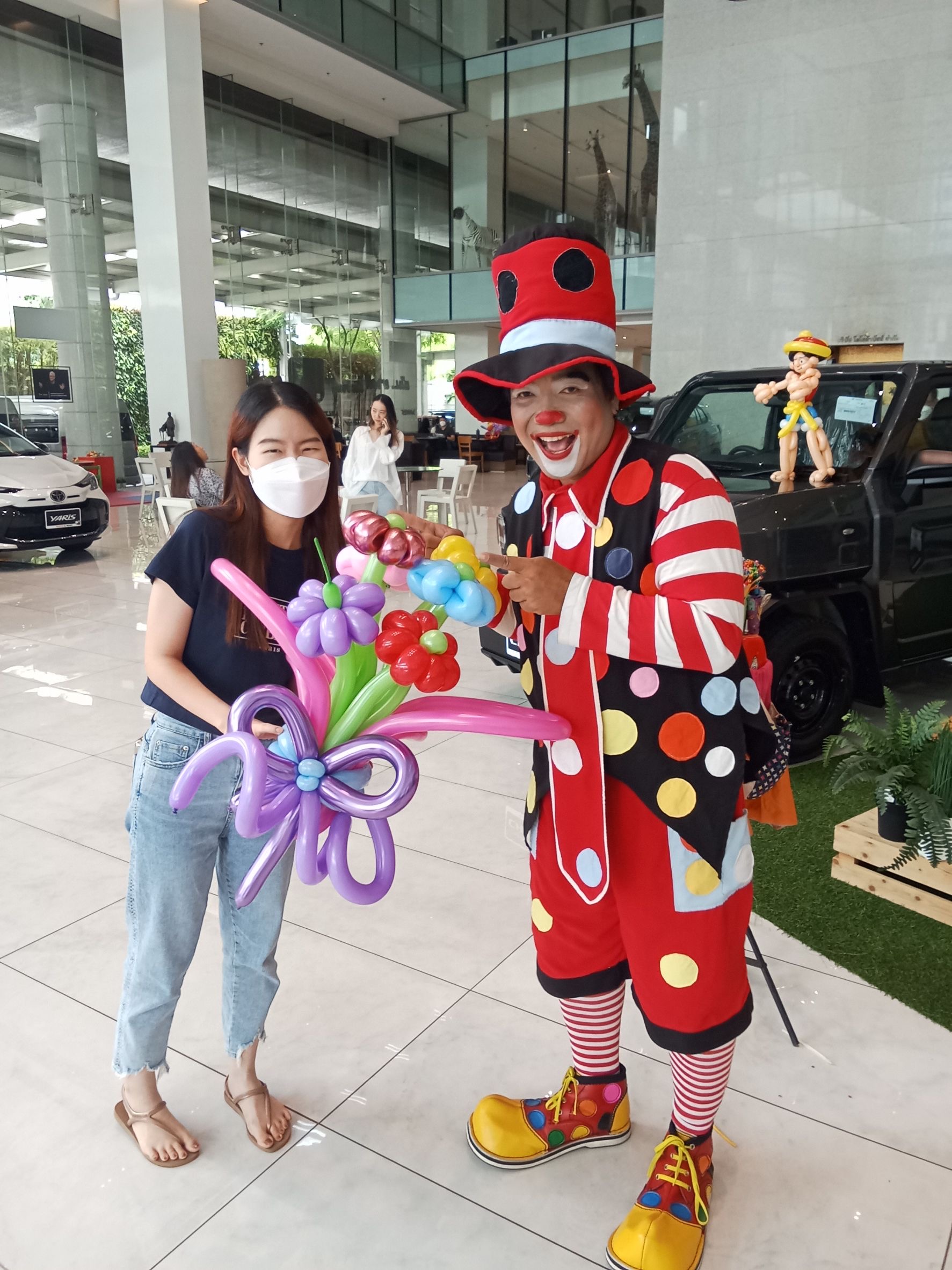 ตัวตลกโบโซ่ บิดลูกโป่ง แจกในงาน ฝีมือขั้นเทพ ตัวการ์ตูน ดอกไม้เป็นช่อสวยงาม