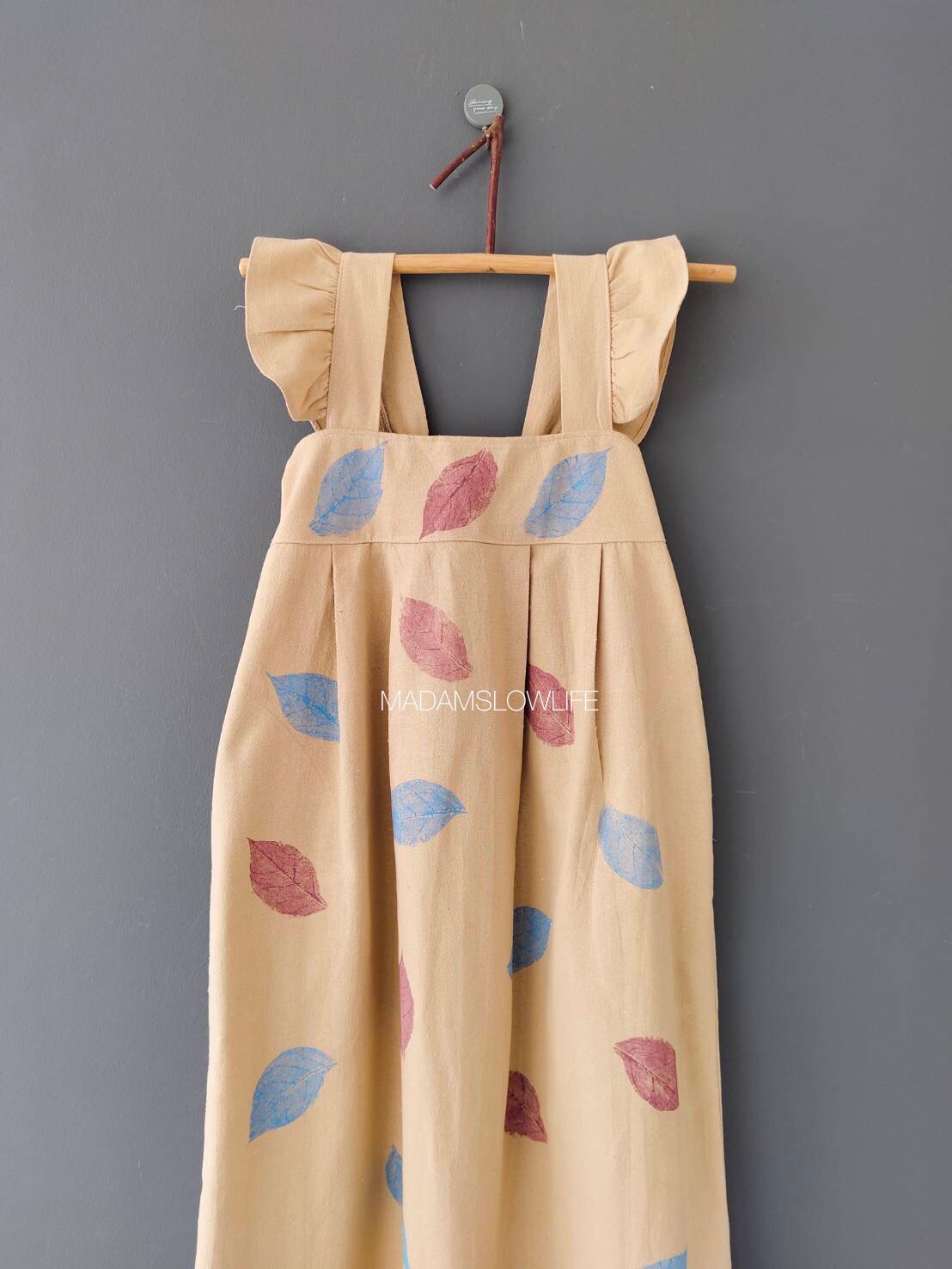 ชุดเดรสสายเดี่ยว Size M เนื้อผ้าคอตตอนแบบมีเทกเจอร์ ใช้ใบไม้ในการพิมพ์โดยใช้สีปลอดสารพิษ