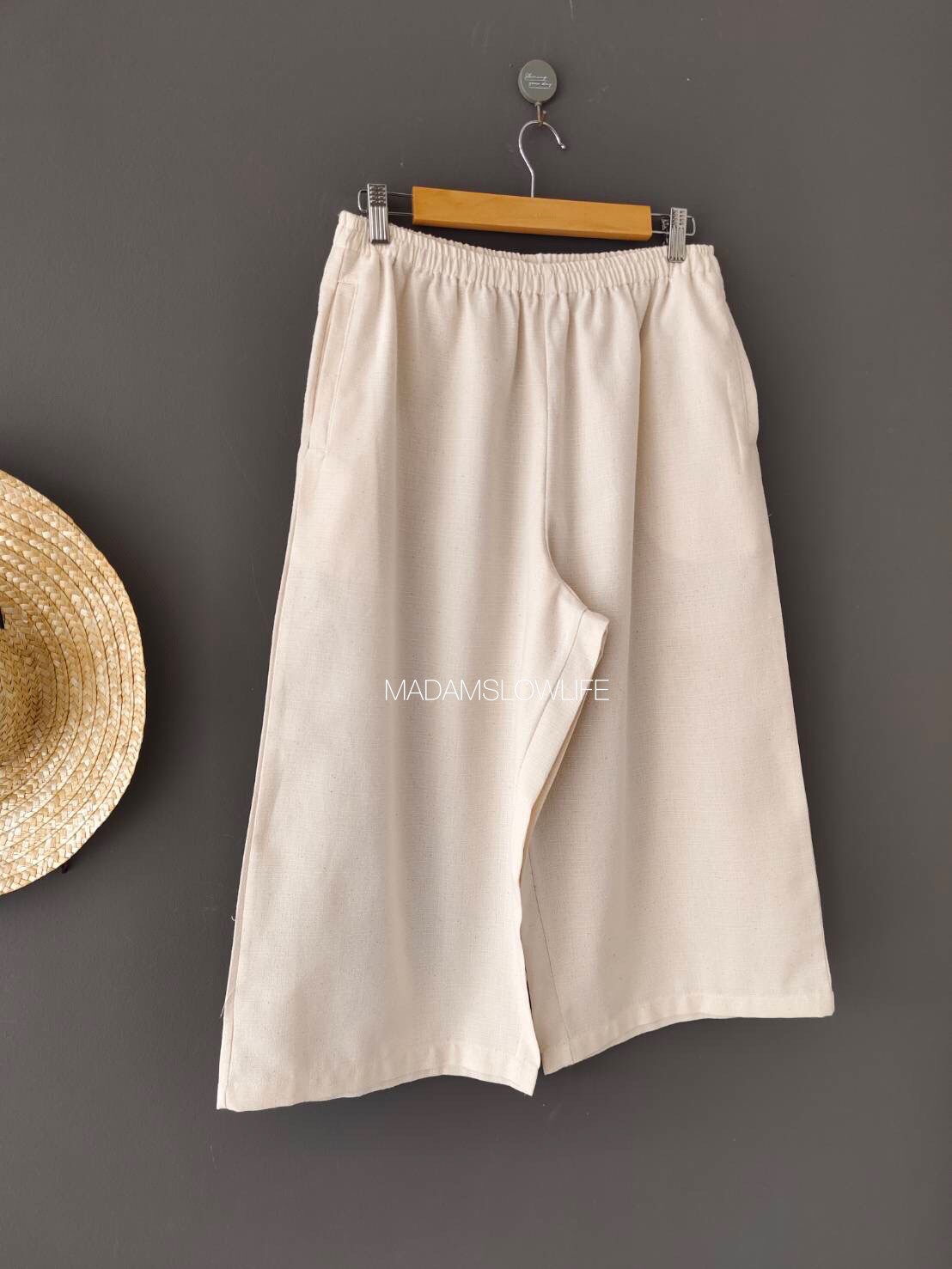 กางเกง 5 ส่วน สีออฟไวท์ Size F เอว 28-36 นิ้ว สะโพก 44 นิ้ว ความยาว 30.5 นิ้ว