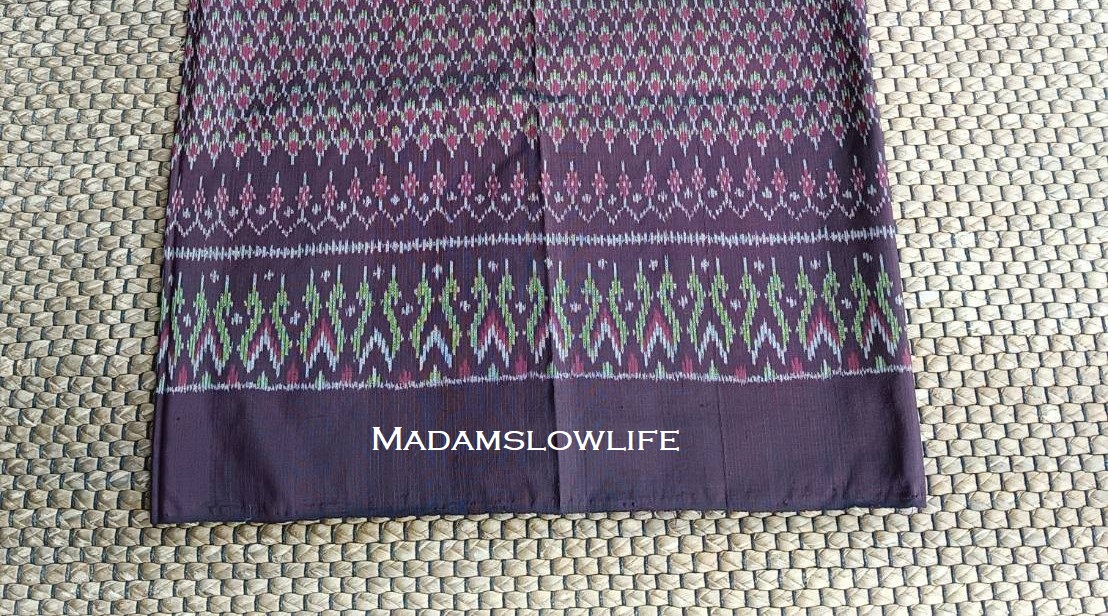 ผ้าไหมมัดหมี่ สีเม็ดมะขาม ขนาด กว้าง 101 cm * ยาว 198 cm Hand made