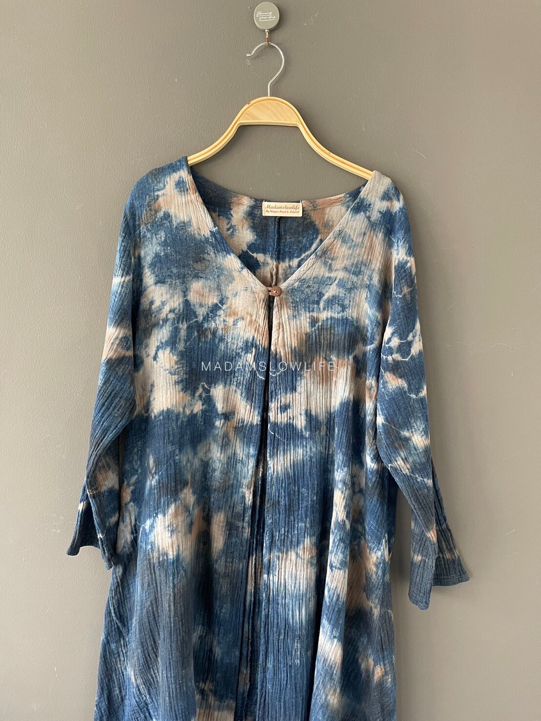 เสื้อคลุม Size F เนื้อผ้าคอตตอนมีเทกเจอร์ สีน้ำตาลครามโดยใช้สีปลอดสารพิษ