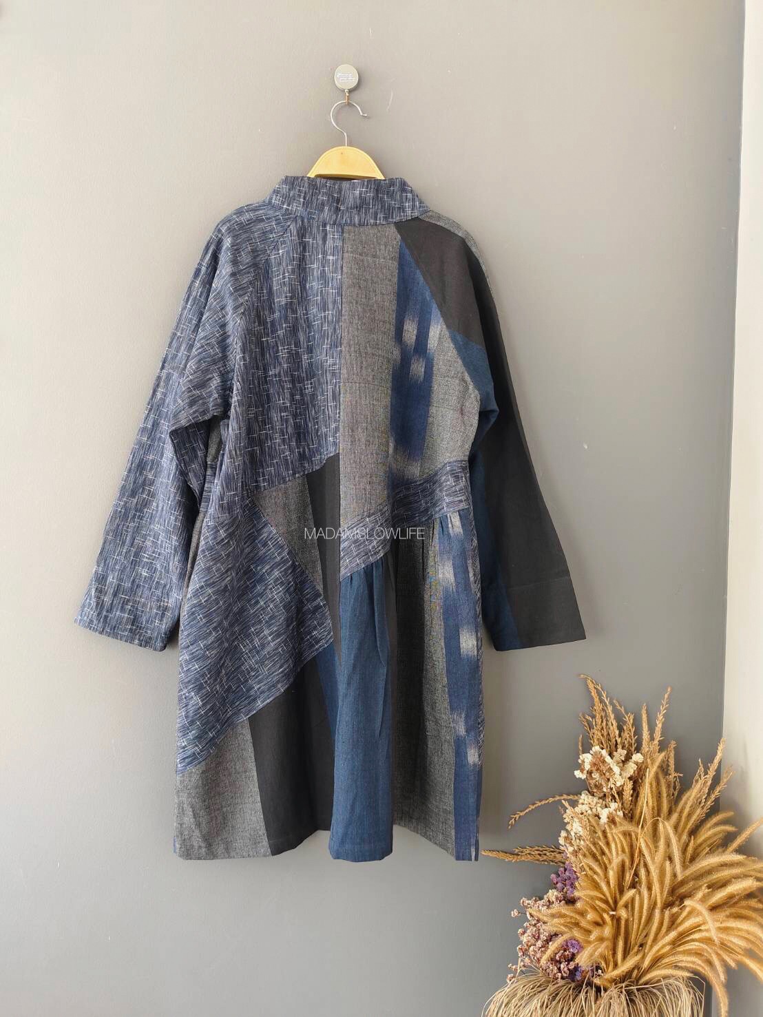 เดรสคอตั้ง Size F กระดุมผ่าหน้ามีกระเป๋าทั้งสองข้าง ผ้าทอมือสวยงามลวดลายเป็นเอกลักษณ์