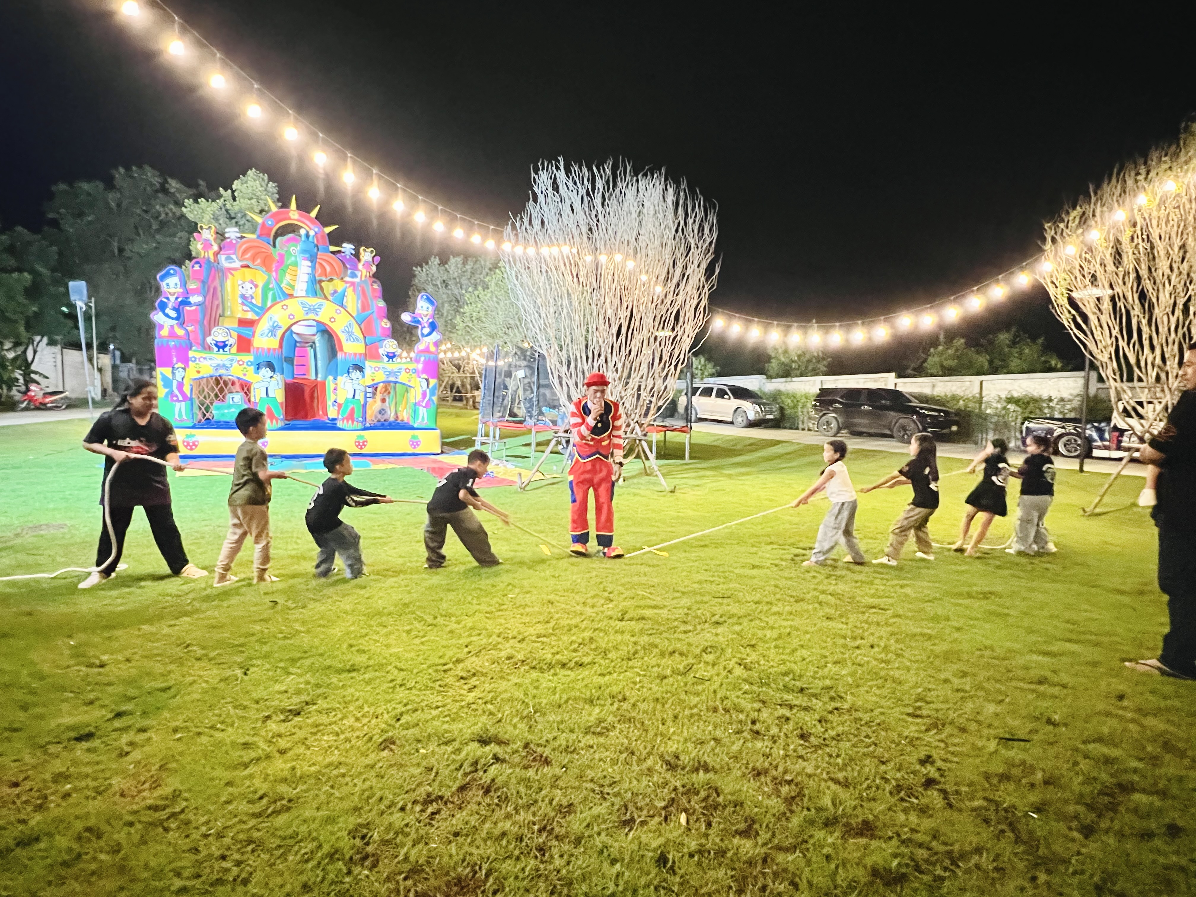 ตัวตลกโบโซ่นำเกมส์เด็กๆ สร้างความสนุก