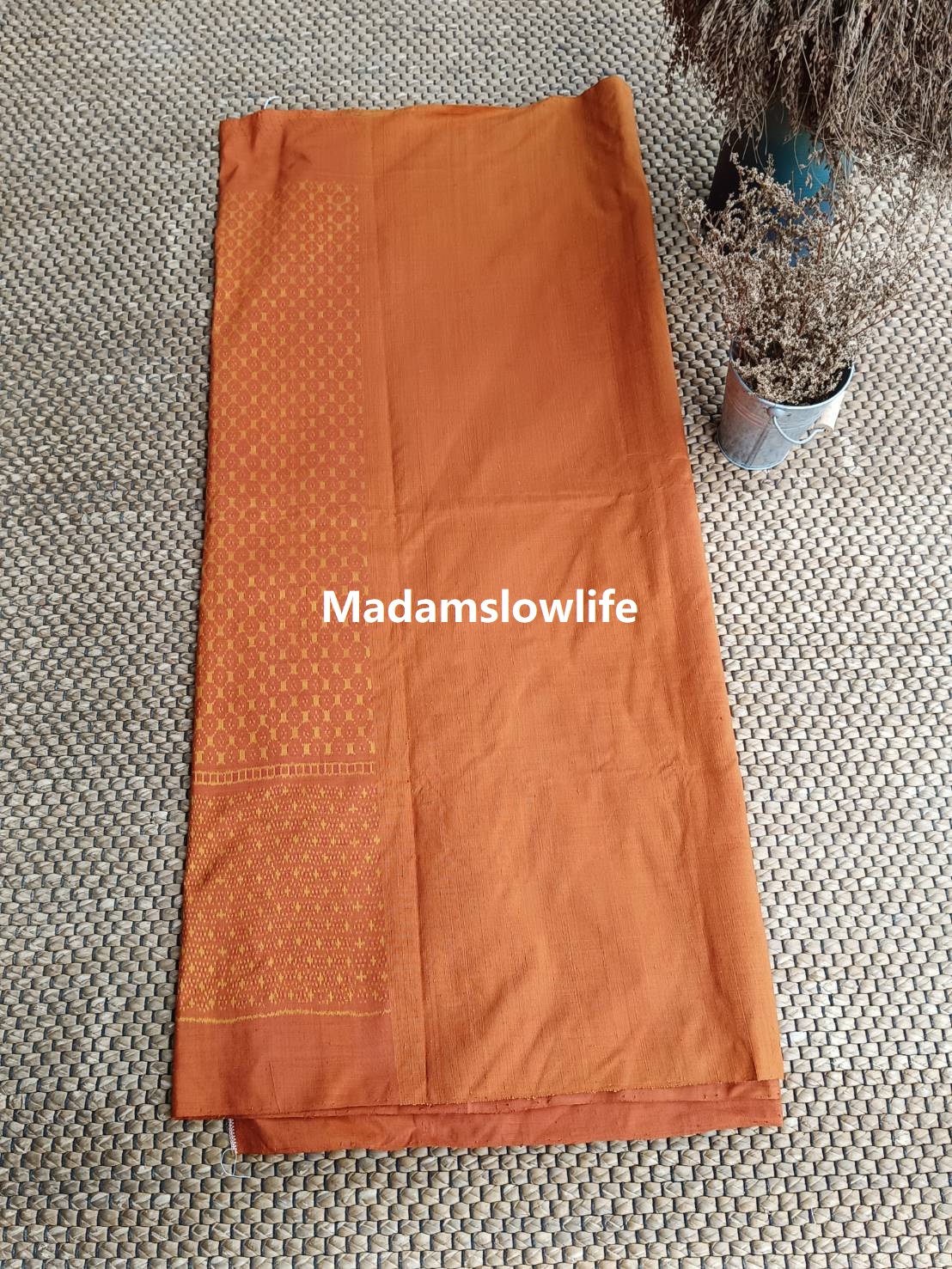 ผ้าไหมมัดหมี่ สีส้ม ทอลวดลายต่อเนื่องสีพื้นส่วนทอลวดลาย ขนาด กว้าง 99 cm * ยาว 189 cm ส่วนทอสีพื้น ขนาด กว้าง 99 cm * ยาว 155 cm Hand made
