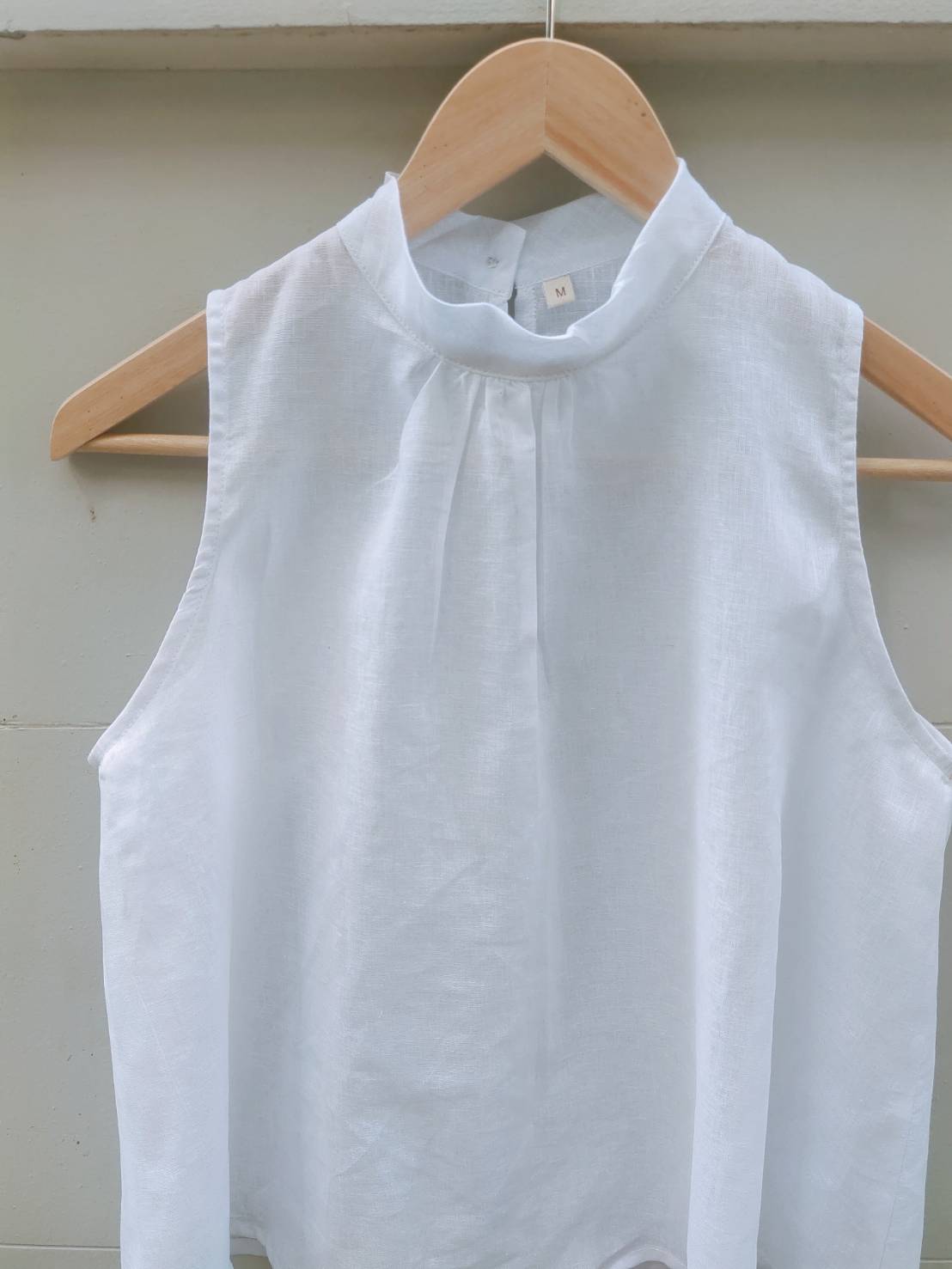 เสื้อคอตั้งแขนกุดกระดุมหลัง Size:M สีขาว ขายส่ง