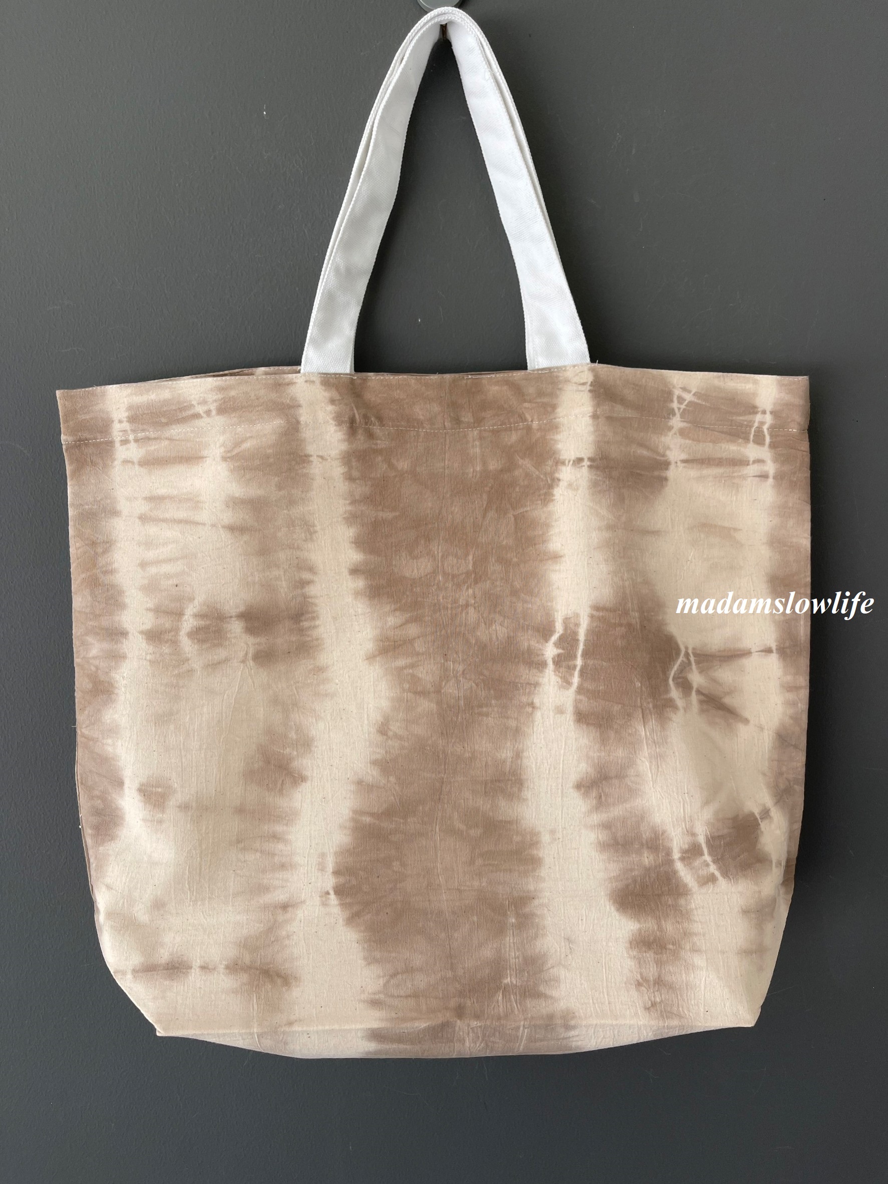 กระเป๋าผ้าแคนวาส มัดย้อม ขนาดกว้าง18 นิ้ว * สูง17.5 นิ้ว ลึก 6.5 นิ้ว