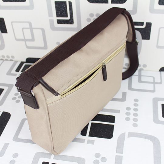 กระเป๋าสะพาย ลาย attack on titan