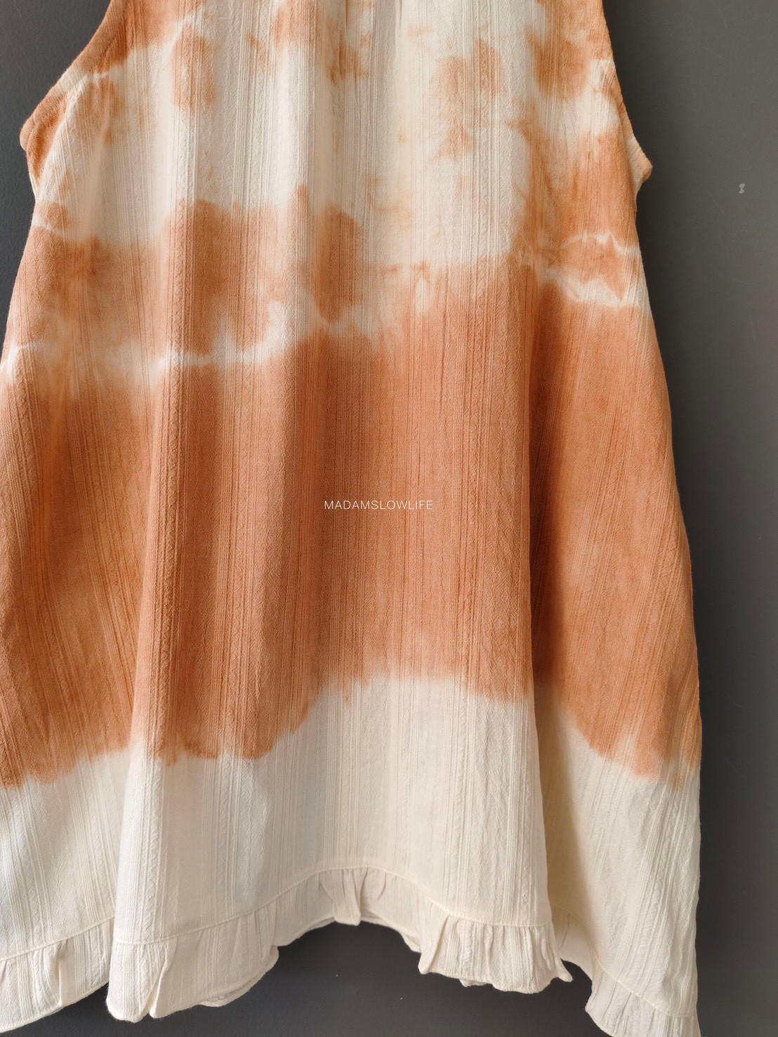 เดรสคอตั้ง ติดกระดุมไม้น่ารัก Size F ผ้าคอตตอน 100% พรีเมียมแบบมีเทกเจอร์ ลวดลายจากการมัดย้อมโดยใช้สีส้มธรรมชาติจากเปลือกไม้ใบไม้