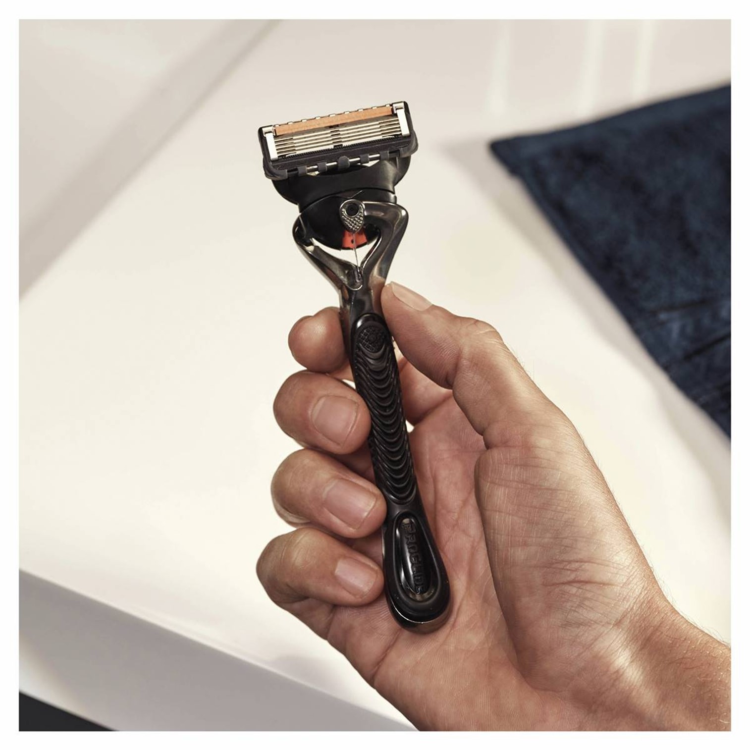 Gillette ProGlide 5 Razor for Men + 2 Blades with FlexBall Technology ชุดใบมีดโกนหนวดแบบ5ชั้นพร้อมด้ามจับรุ่นพิเศษจากยิลเล็ตสินค้านำเข้าจากต่างประเทศพร้อมส่ง