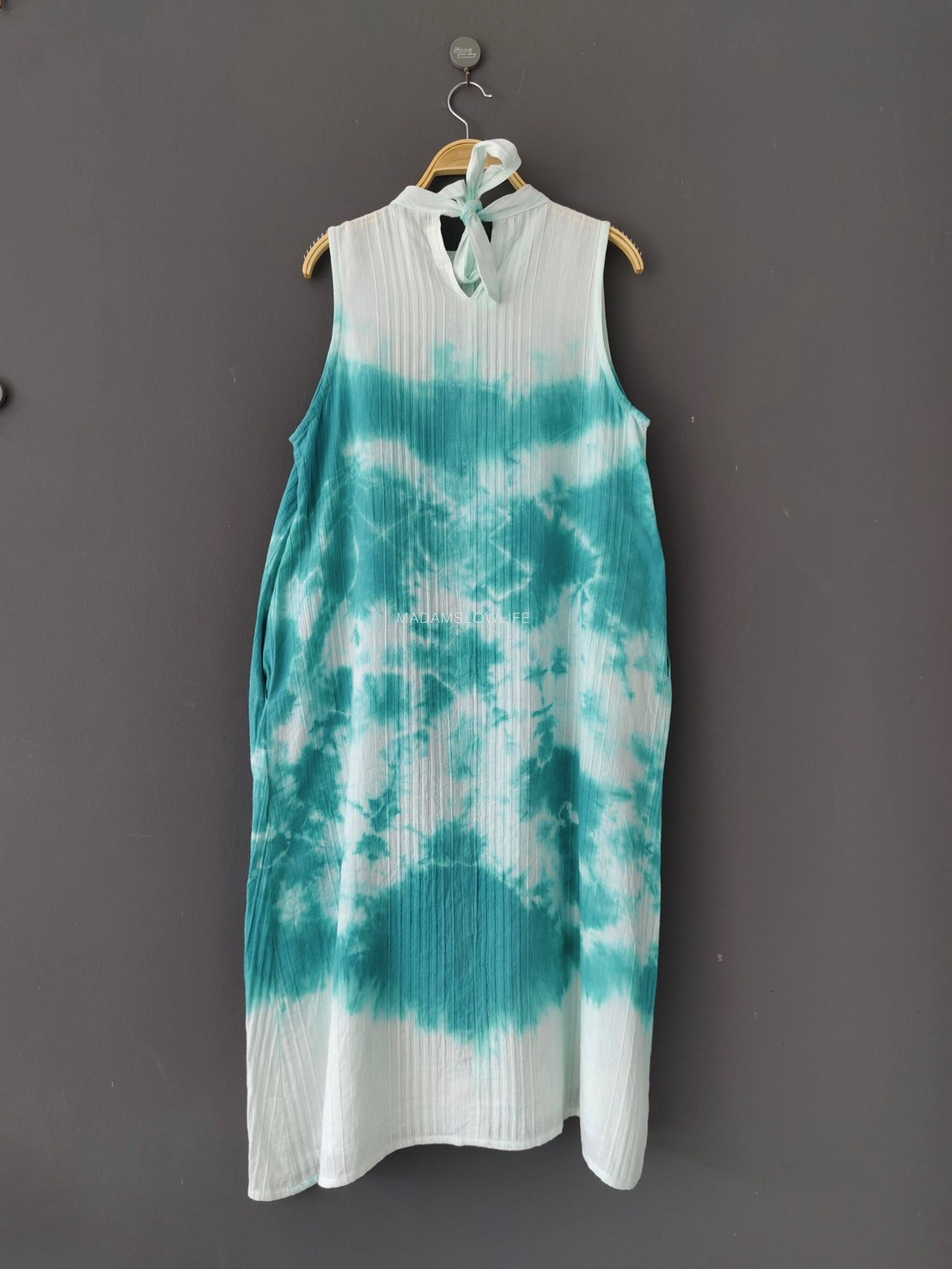 เดรสผูกโบว์หลัง Size :F ผ้าคอตตอน 100% พรีเมียมแบบมีเทกเจอร์ มัดย้อมโดยใช้สีปลอดสารพิษ ลวดลายพิมพ์ด้วยใบไม้ สีสันสวย