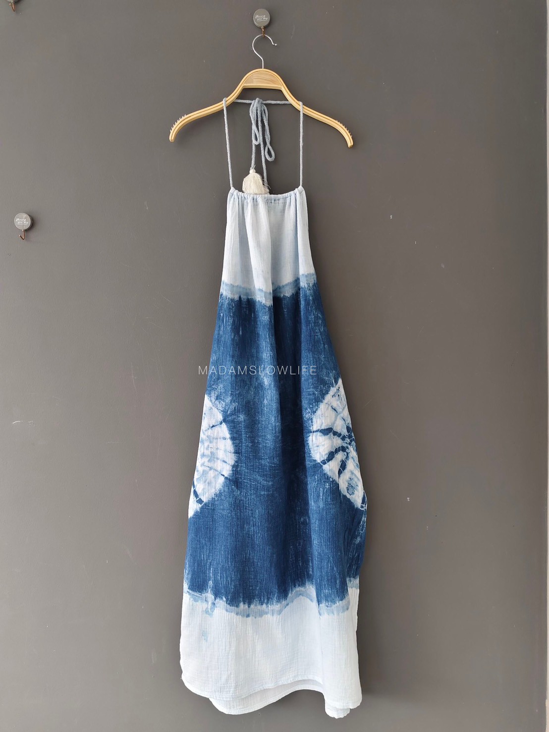 ชุดเดรสเว้าหลังให้ลุคน่ารัก มัดย้อม มี 2 สี คราม น้ำตาล Size: F