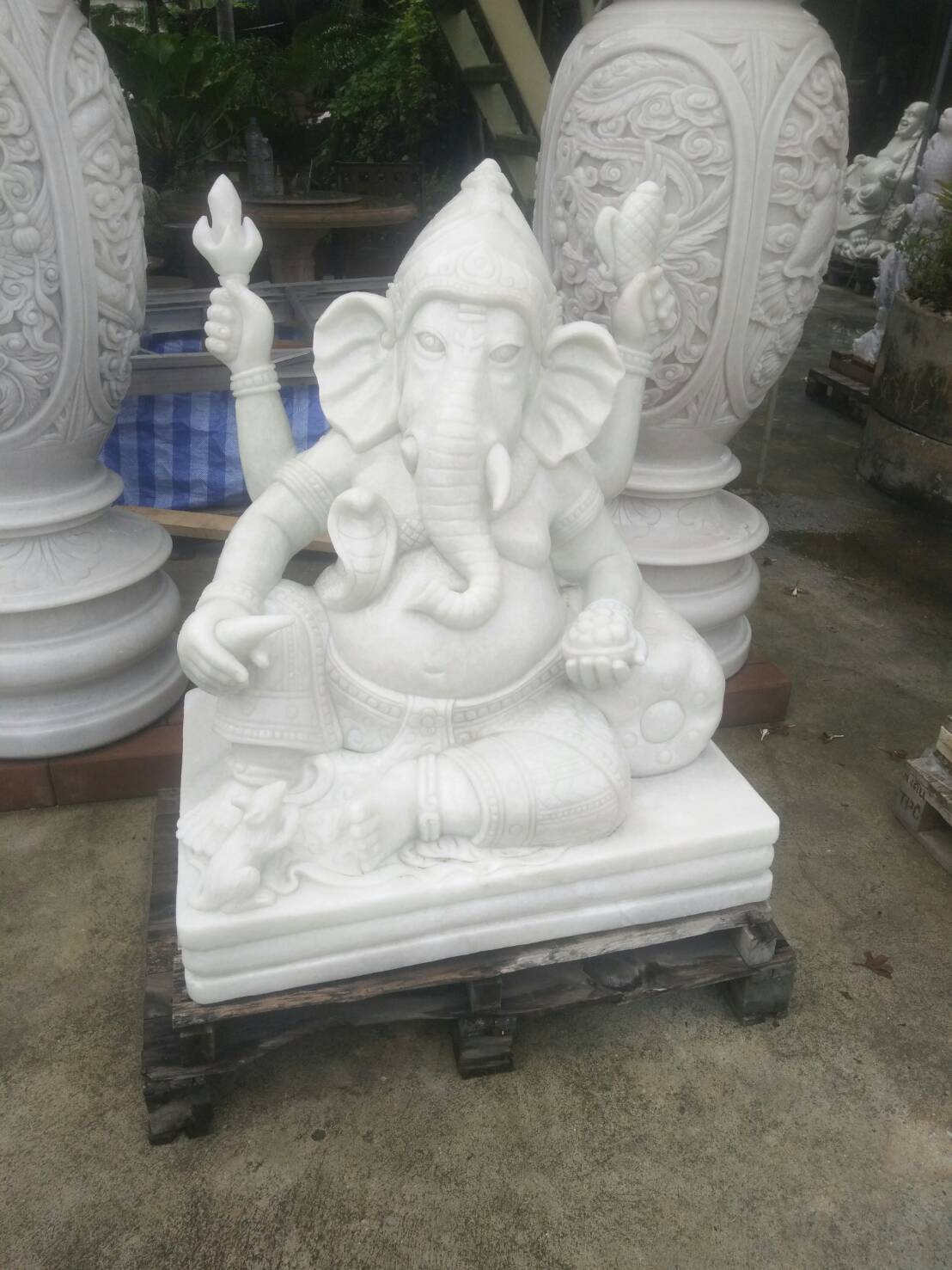 พระพิฆเนศหินอ่อนขนาดกว้าง 70 cm หนา 58 cm สูง 1 เมตรราคา
