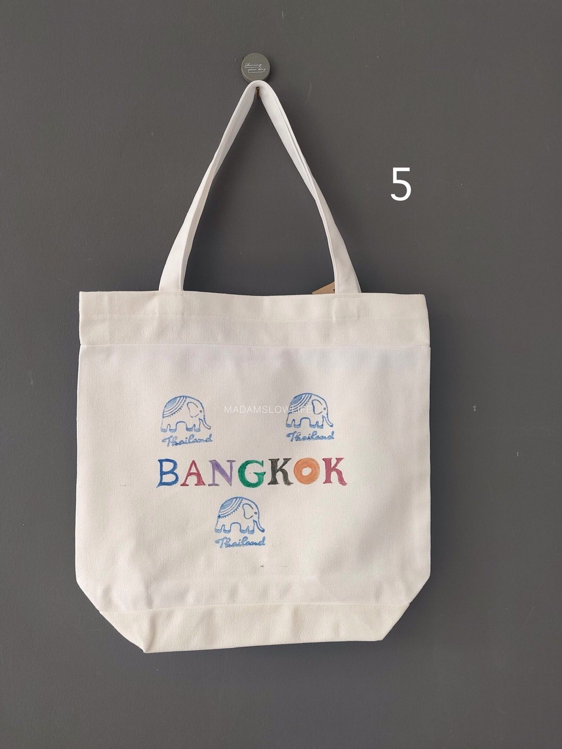 กระเป๋าผ้าแคนวาส กว้าง 40 cm *ยาว 43 cm *ลึก 15 cm งานเพ้นต์มือ มี 6 แบบ