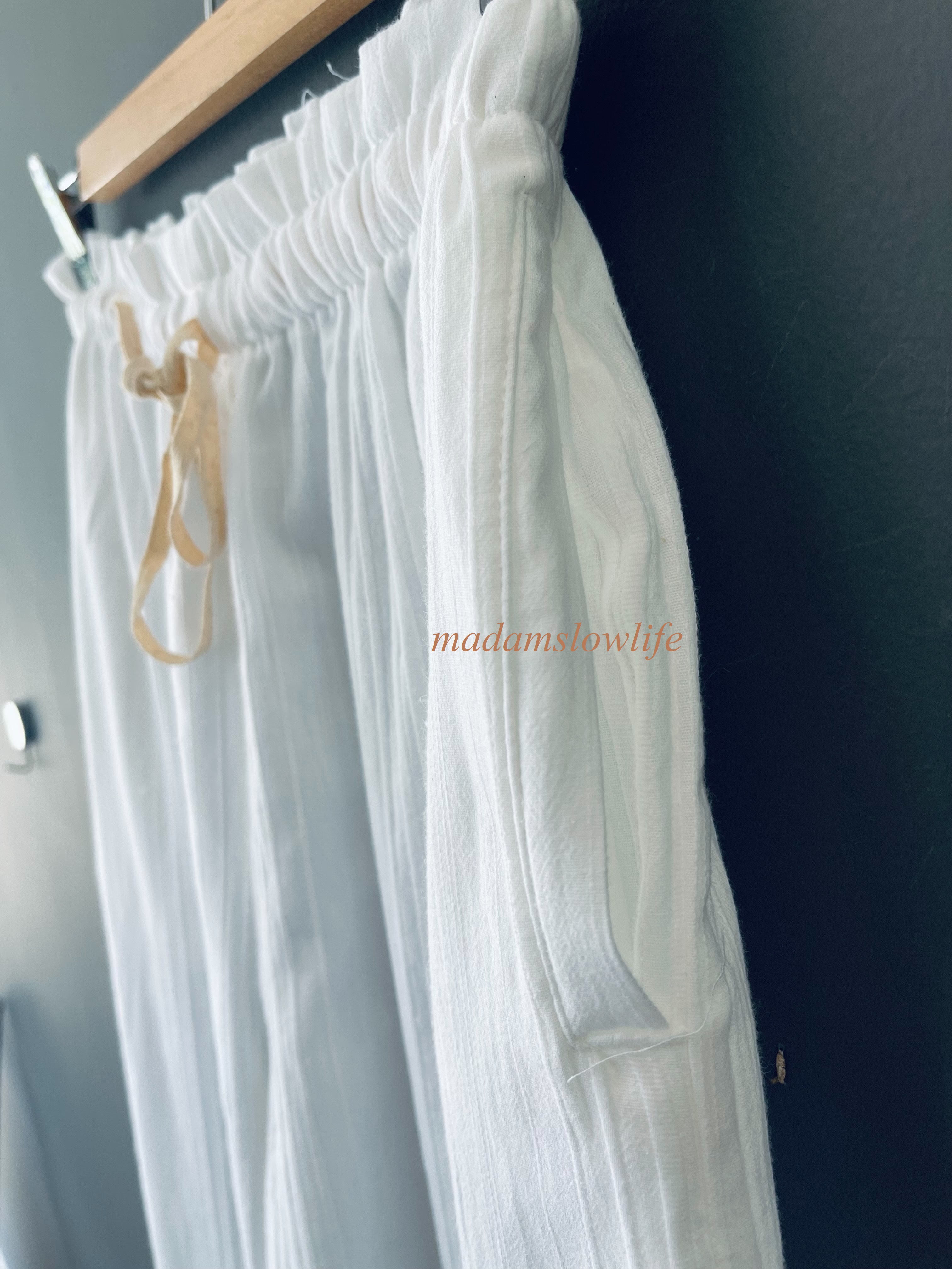 กางเกงขายาวเอวระบายมีเชือกปรับเอว สีขาว ผ้าคอตตอน 100% เนื้อผ้านุ่มใส่สะบาย มีกระเป๋าสองข้าง