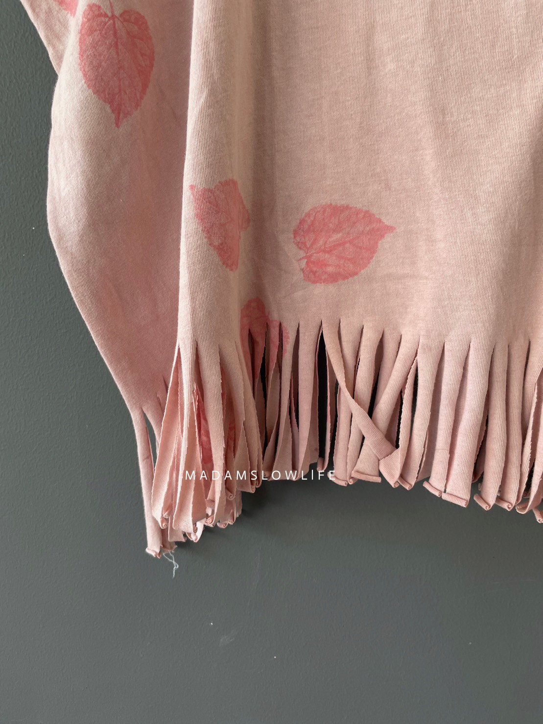 เสื้อคอวีหน้าหลัง Size F เนื้อผ้าคอตตอนออแกนิค single jersey ย้อมสีธรรมชาติและพิมพ์ลายด้วยใบไม้