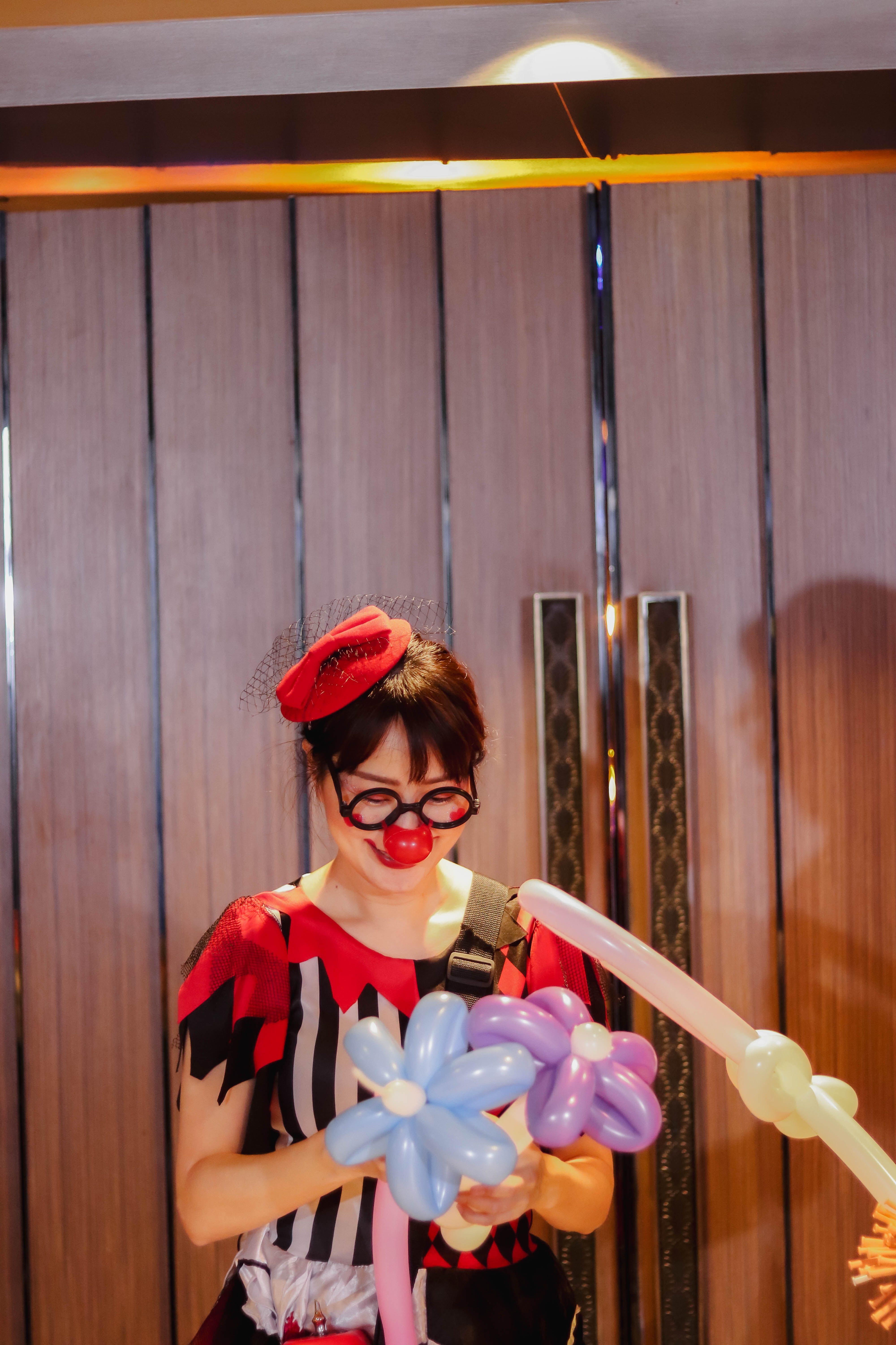 ตัวตลกโบโซ่ หญิง บิดลูกโป่ง สร้างสีสันภายในงาน