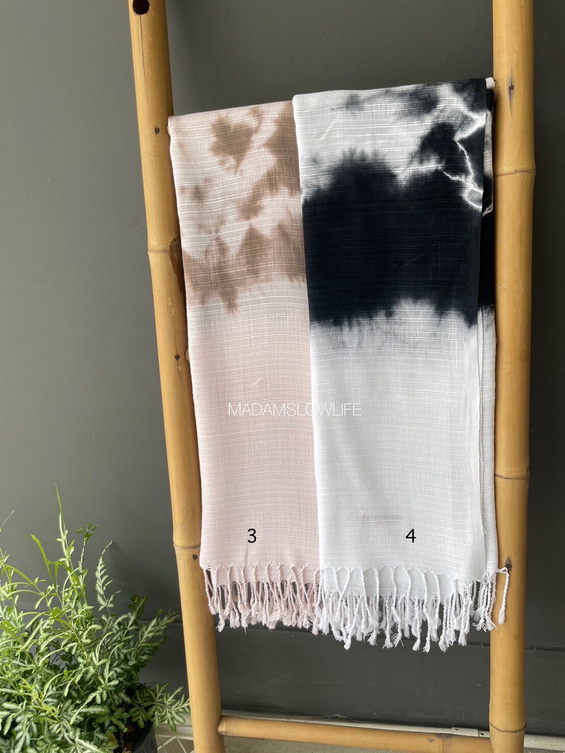 ผ้าพันคอ กว้าง 75 เซนติเมตร ยาว 170 เซนติเมตร เนื้อผ้าไหมผสมคอตตอน งานมัดย้อมแบบ handmade