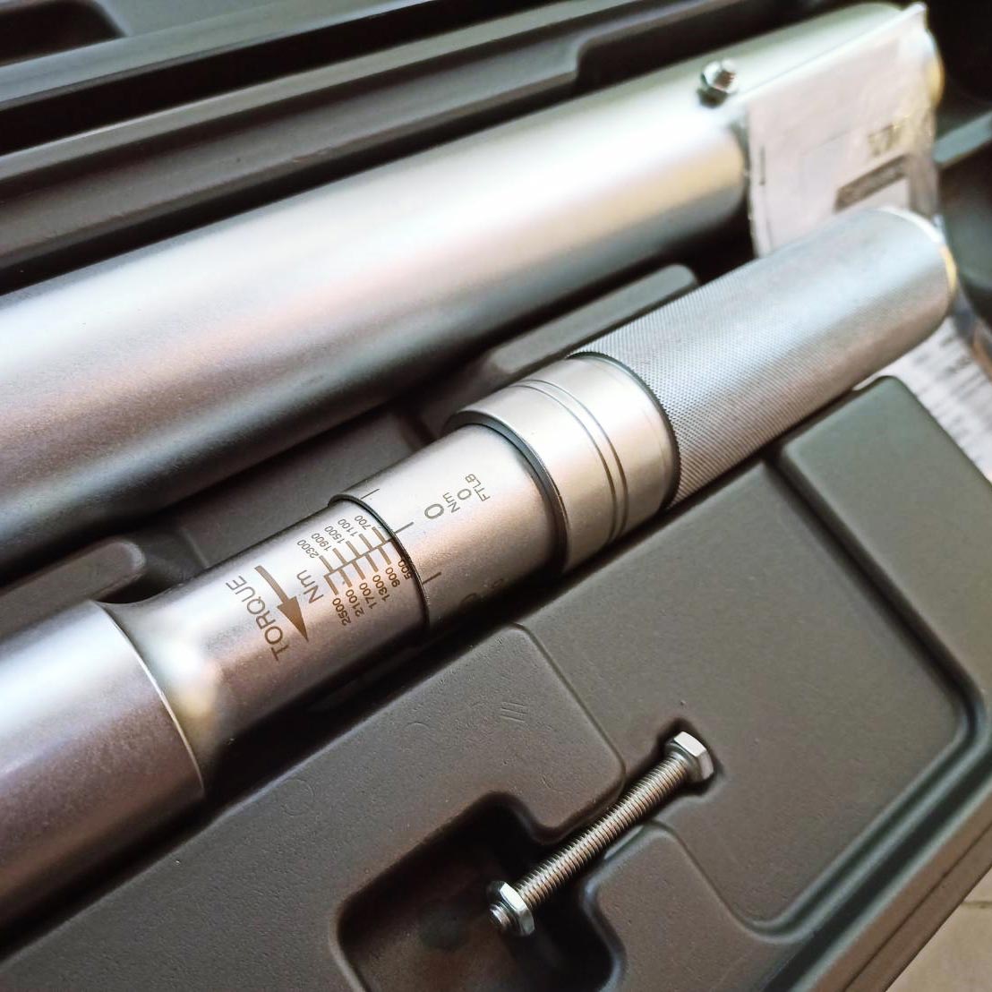 ประแจปอนด์ 1" 500-2500NM XTORQ M8TN2500