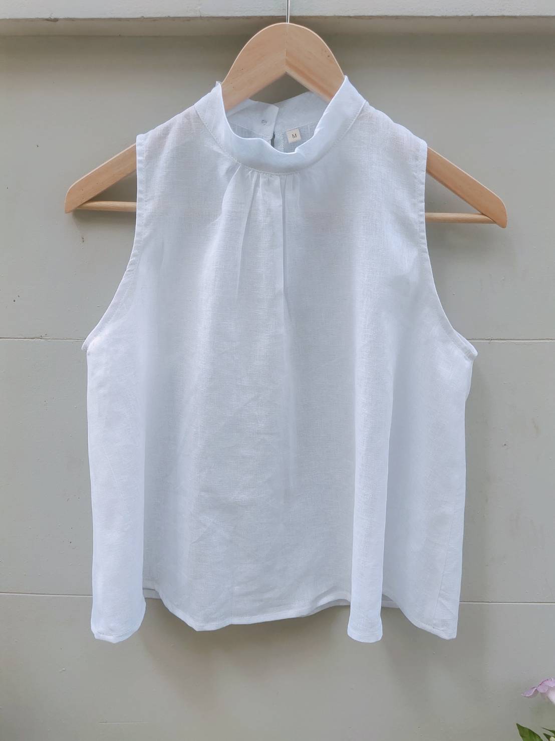 เสื้อคอตั้งแขนกุดกระดุมหลัง Size:M สีขาว ขายส่ง