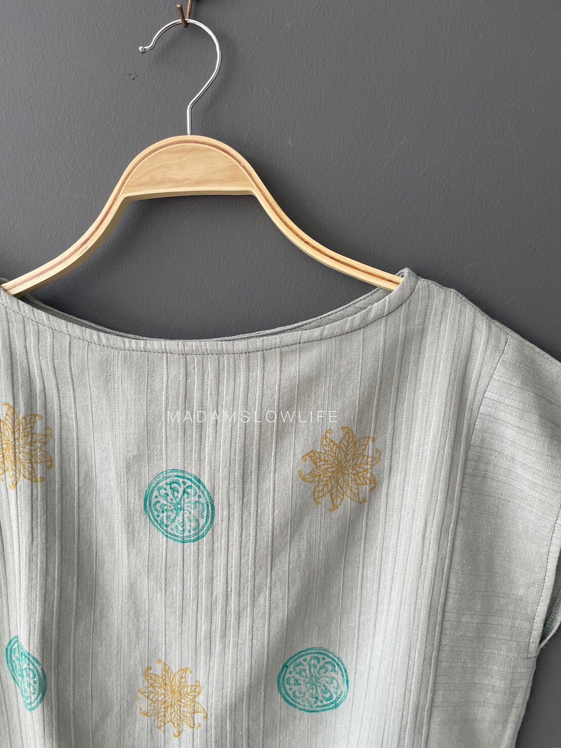 เสื้อผู้หญิง Size :S Size :L งานพิมพ์มือจากบล็อคไม้โดยใช้สีปลอดสารพิษ