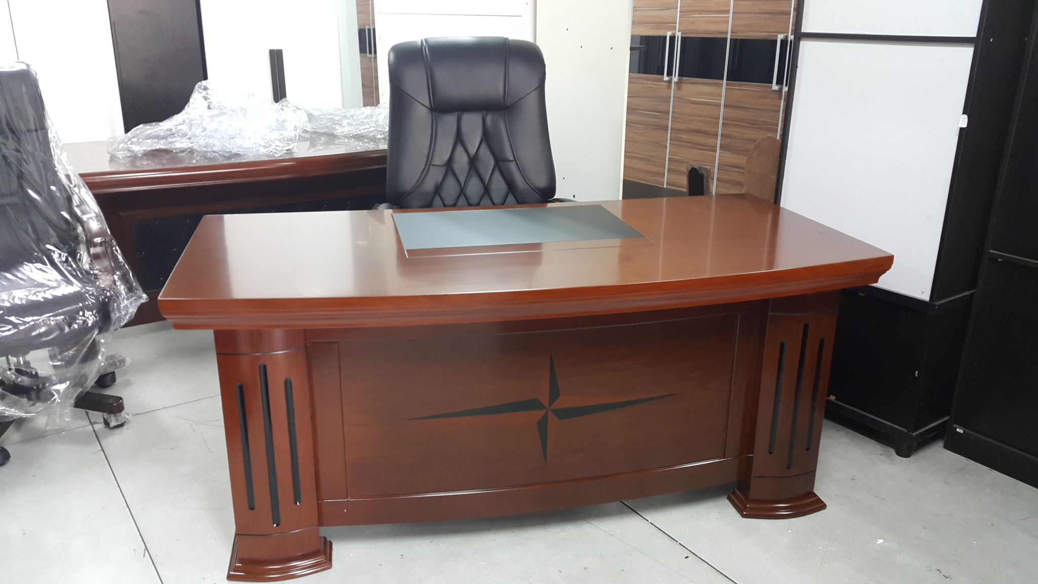 โต๊ะทำงานผู้บริหาร ตัวแอล รุ่น Aura ขนาด 1.80 เมตร