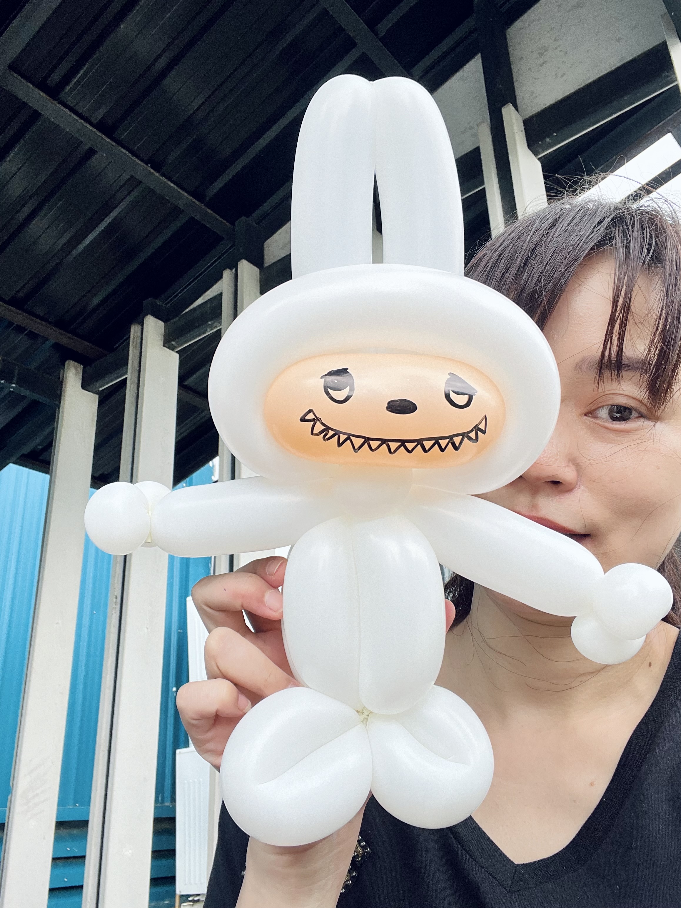 ตัวตลกโบโซ่ หญิง บิดลูกโป่ง สร้างสีสันภายในงาน