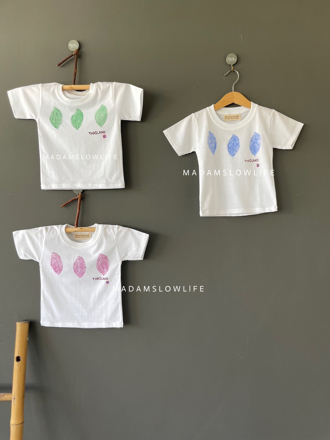 เสื้อยืดเด็กชาย/หญิง Size 100 มี 3 สี เขียว ชมพู น้ำเงิน พิมพ์ใบไม้เพ้่นต์Thailand