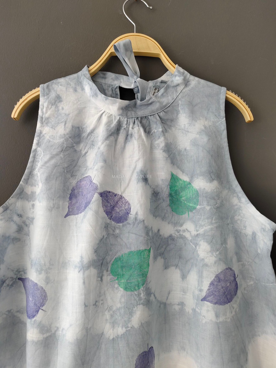 เสื้อผู้หญิงคอเต่าผูกโบว์หลัง มัดย้อมเทาพิมพ์ลายใบไม้ Size: S M L XL