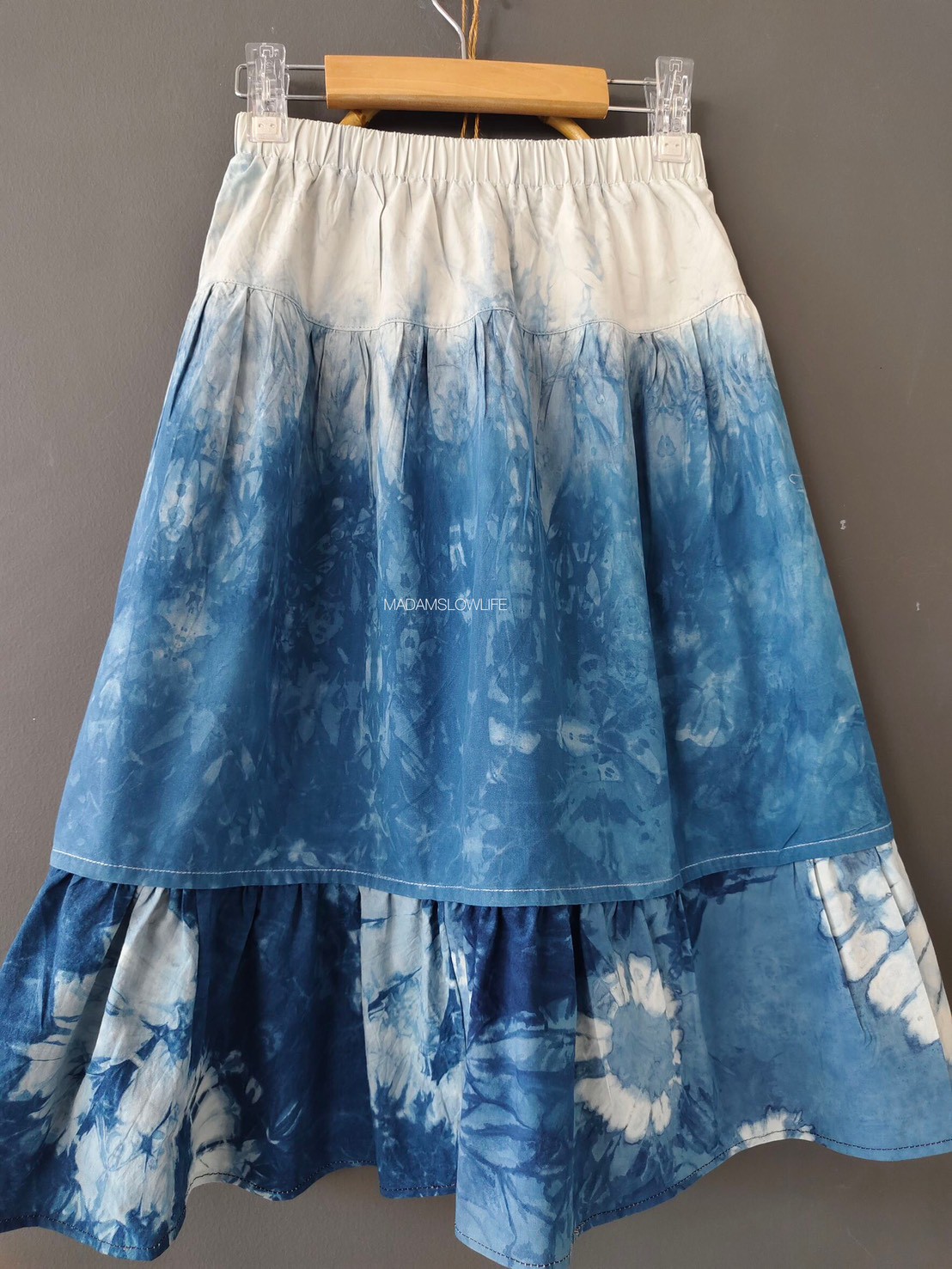 กระโปรงเจ้าหญิง Size : F มัดย้อมสีครามธรรมชาติ ราคาส่ง 3 ตัว 325บาท ปลีก 690 บาท