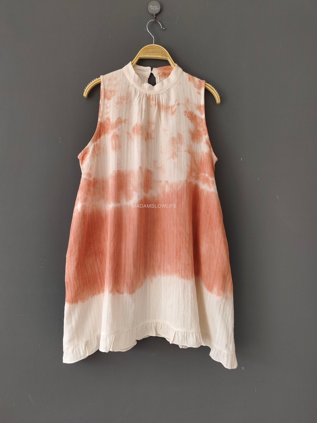 เดรสคอตั้ง ติดกระดุมไม้น่ารัก Size F ผ้าคอตตอน 100% พรีเมียมแบบมีเทกเจอร์ ลวดลายจากการมัดย้อมโดยใช้สีส้มธรรมชาติจากเปลือกไม้ใบไม้