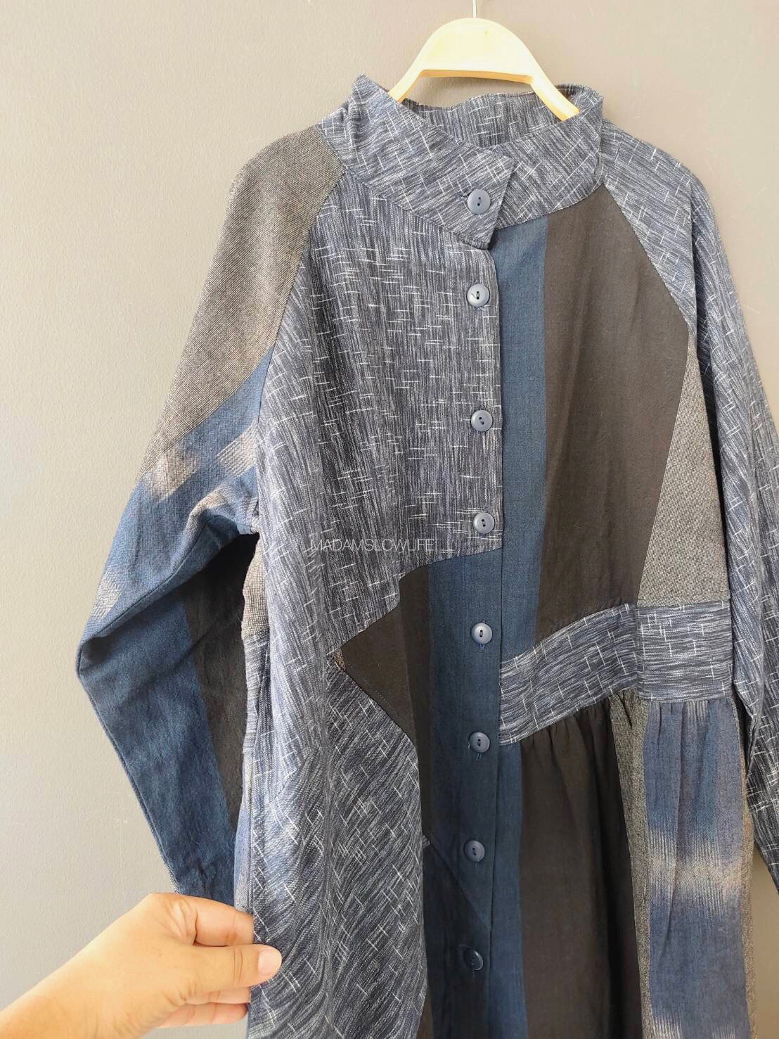 เดรสคอตั้ง Size F กระดุมผ่าหน้ามีกระเป๋าทั้งสองข้าง ผ้าทอมือสวยงามลวดลายเป็นเอกลักษณ์