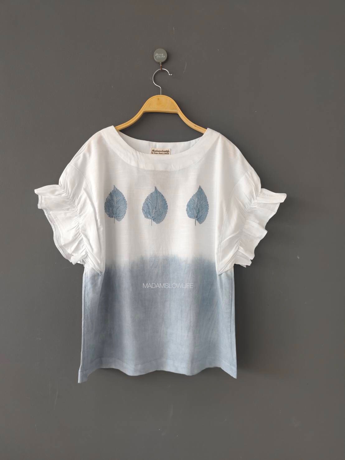 เสื้อผู้หญิง ระบายแขน Size F มัดย้อมสีเทาทูโทน พิมพ์ด้วยใบไม้จากสีปลอดสารพิษ